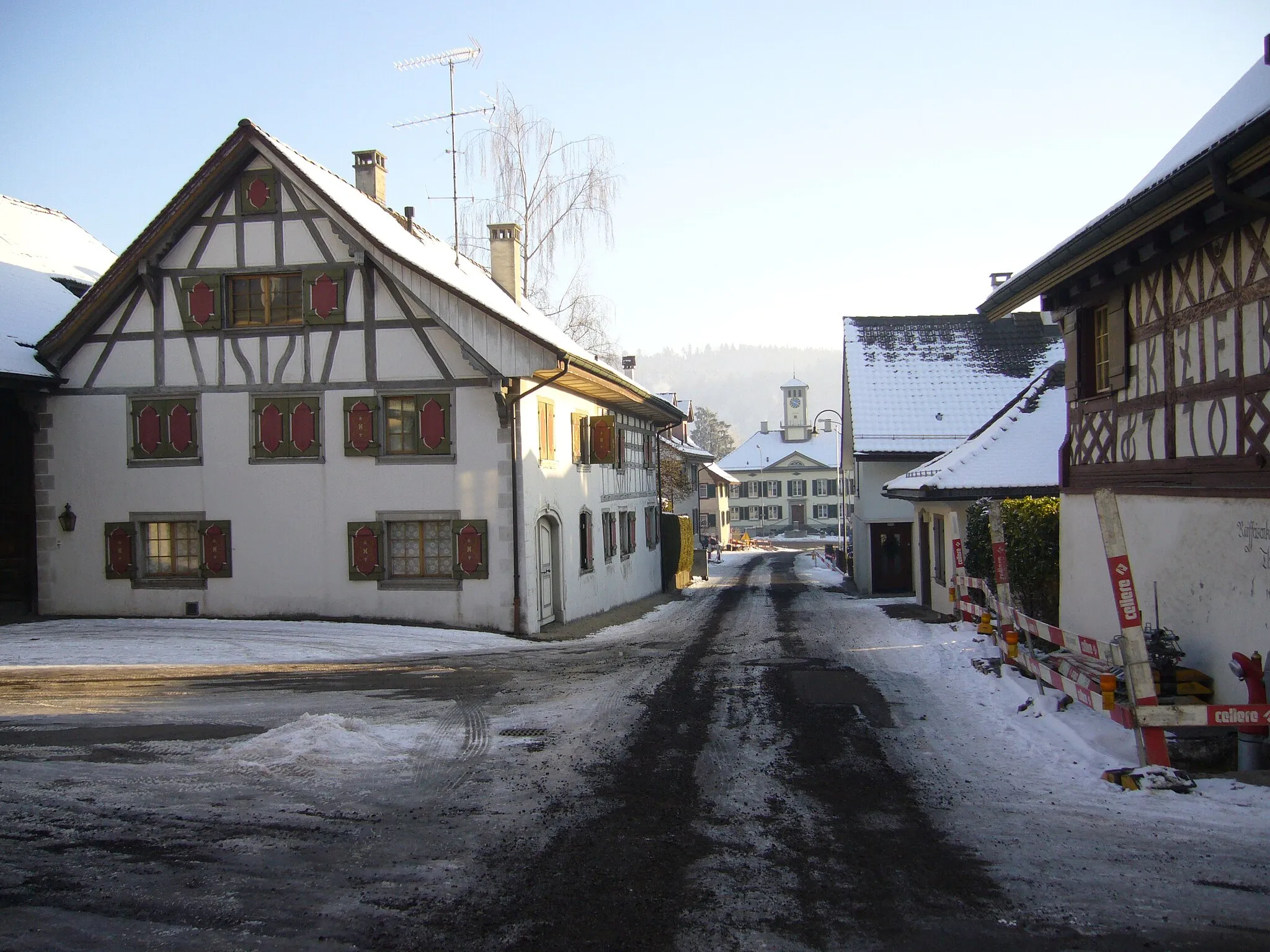 Photo showing: Blick von der Dorfmitte die Kirchbergstraße hinab zur Gmeindkanzlei.