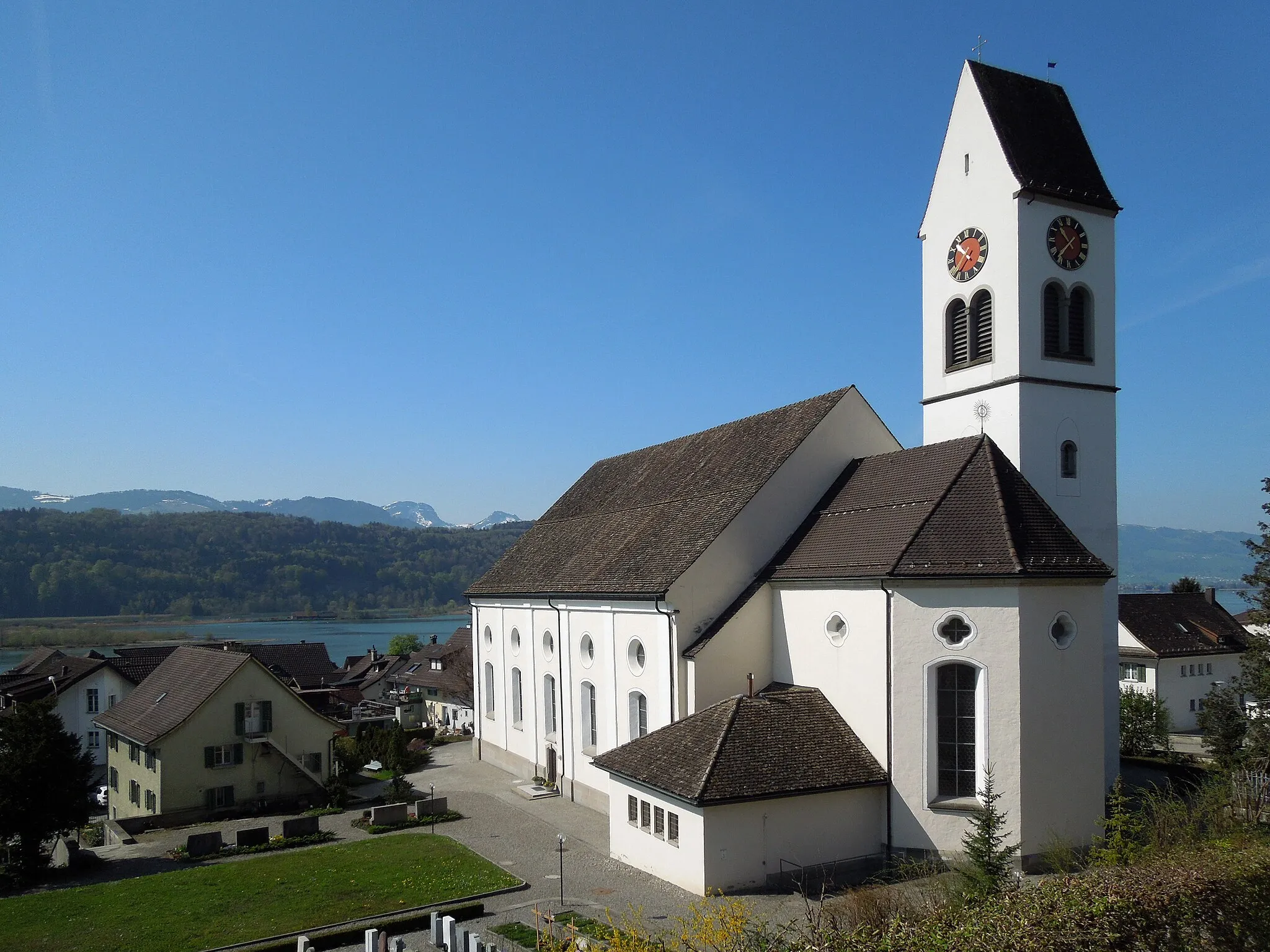 Photo showing: Katholische Pfarrkirche St. Jodokus in Schmerikon mit Kaplanei (links) und z. T. sichtbar das Pfarrhaus, Frühjahr 2013