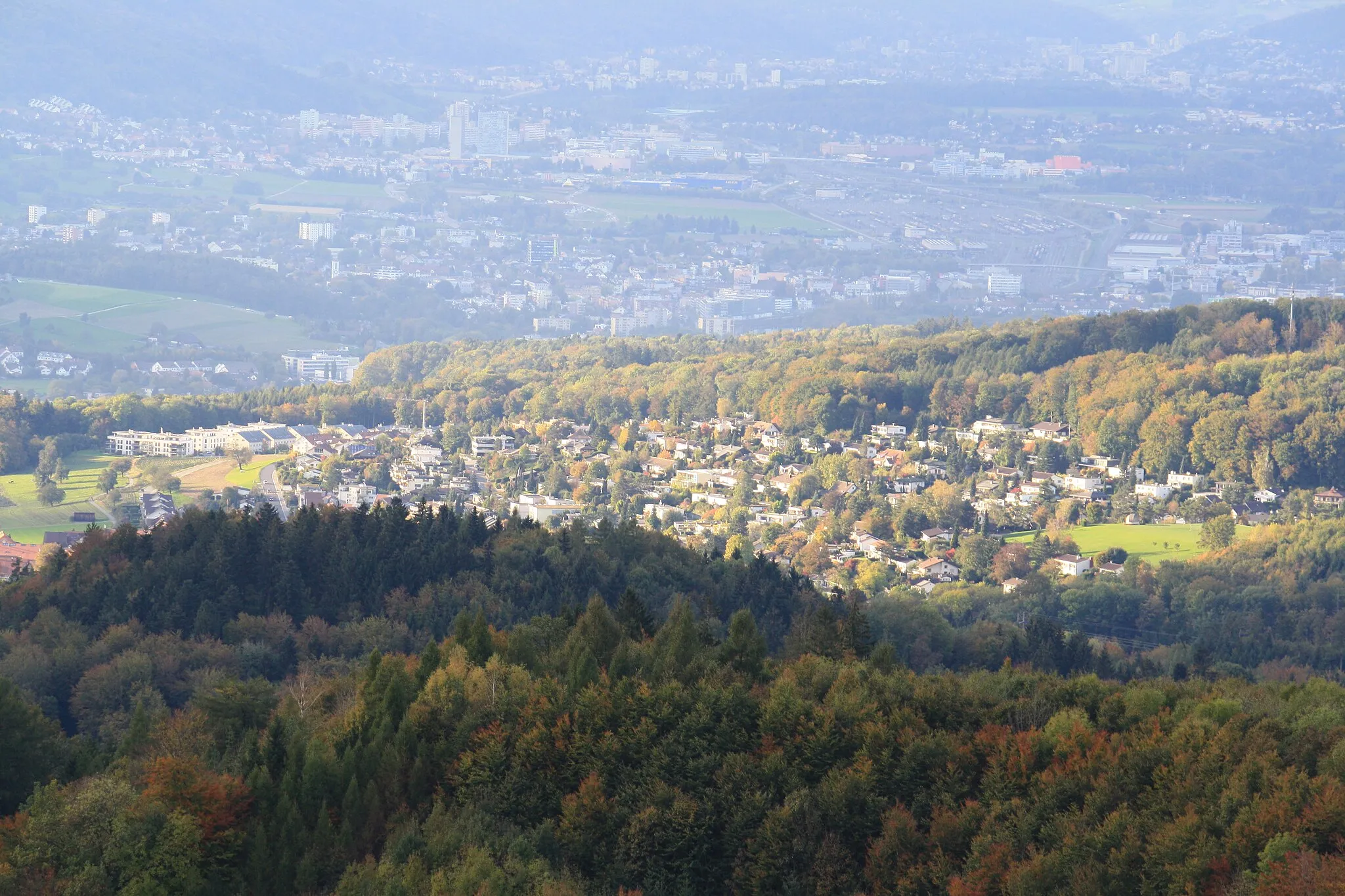 Photo showing: Uitikon-Waldegg, as seen from Uetliberg Aussichtsturm, Limmattal (Limmat Valley) in the background.