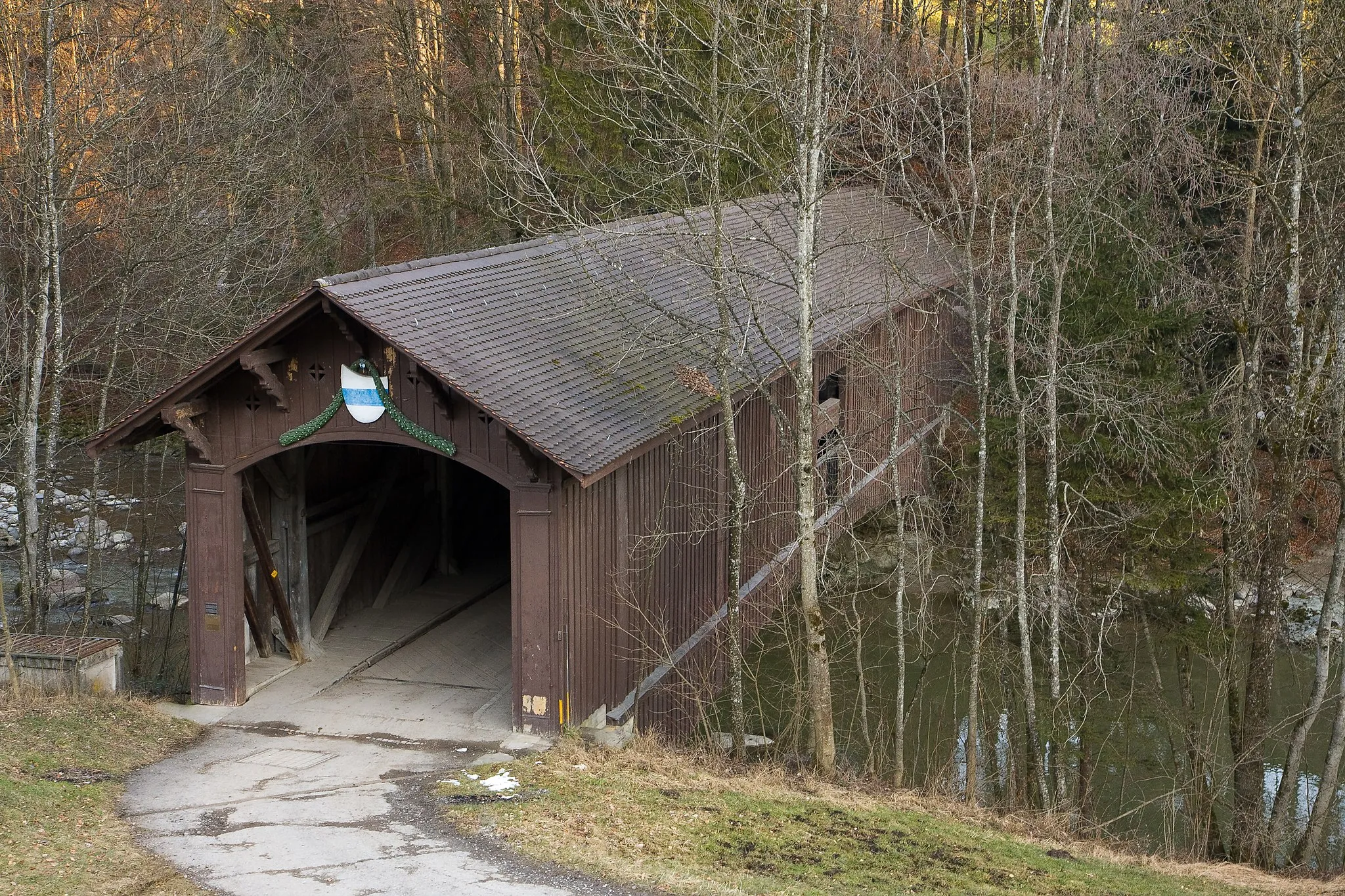Photo showing: Die «Babenwaag» in Sihlbrugg vom Zuger Ufer (Gemeinde Neuheim) gesehen erbaut 1847 nach Plänen von Ferdinand Stadler Die Babenwaag war die Verbindungsbrücke zwischen Zürich und Zug, bis sie 1960 durch eine leistungsfähigere Betonbrücke ersetzt wurde. Die Holzbrücke wurde sihlaufwärts verschoben.