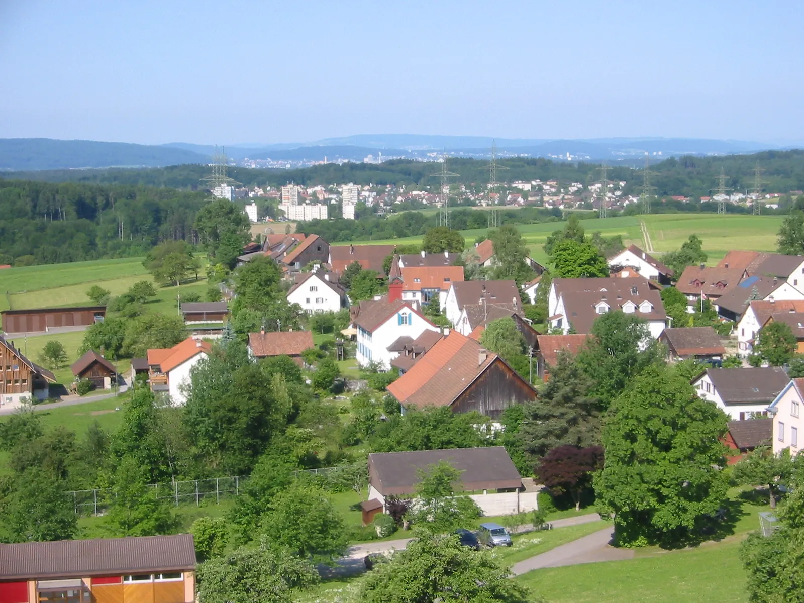 Photo showing: Die Teilfotos wurden von mir am Sonntag dem 29.5.05 von oberhalb Ottikons aufgenommen und am 31.5.05 zu einem Panoramafoto verarbeitet.