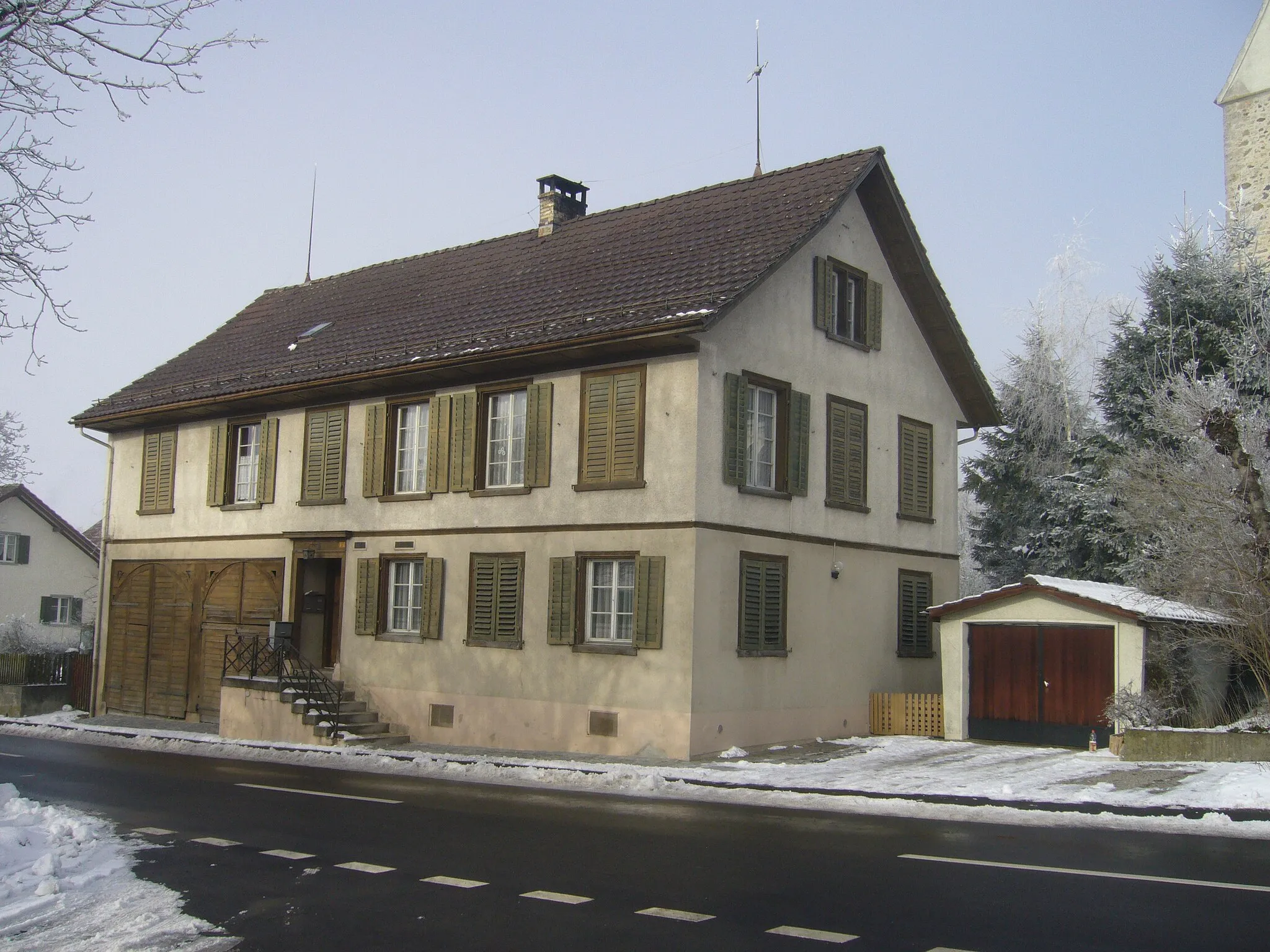 Photo showing: Wohnhaus mit Garage an der Hauptstraße durch Lustdorf.