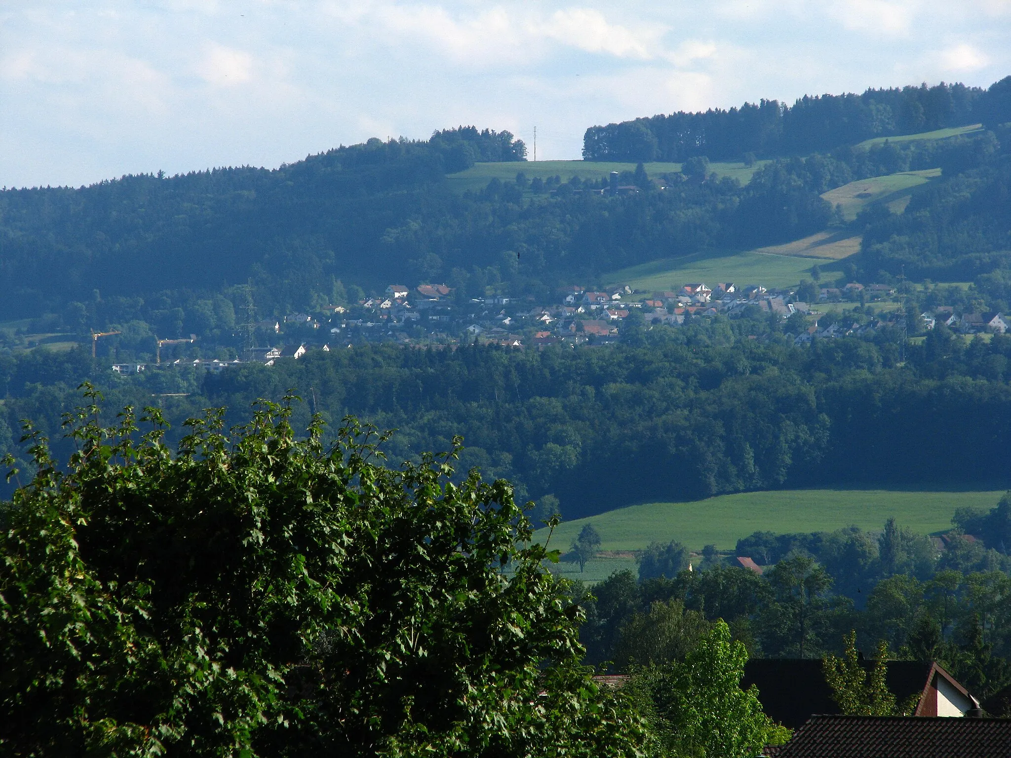 Photo showing: Esslingen (Egg) as seen from Uster, Pfannenstiel in the background.