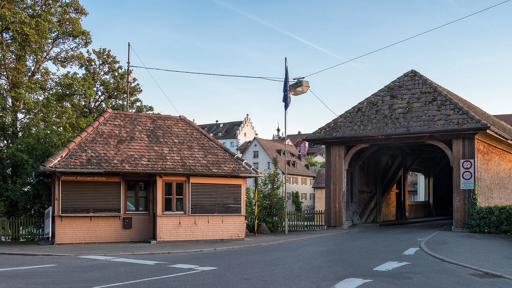 Photo showing: Verwaist: Zollamt Gailingen-Brücke im Sept. 2021. Die gedeckte Holzbrücke zwischen Gailingen und Diessenhofen verbindet Deutschland und die Schweiz.