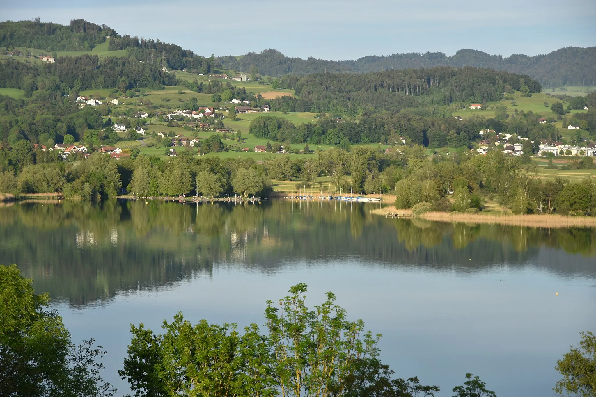 Photo showing: Irgenhausen towards Auslikon and Robenhausener Ried alongside Pfäffikersee as seen from Jucker Farm in Seegräben (Switzerland)