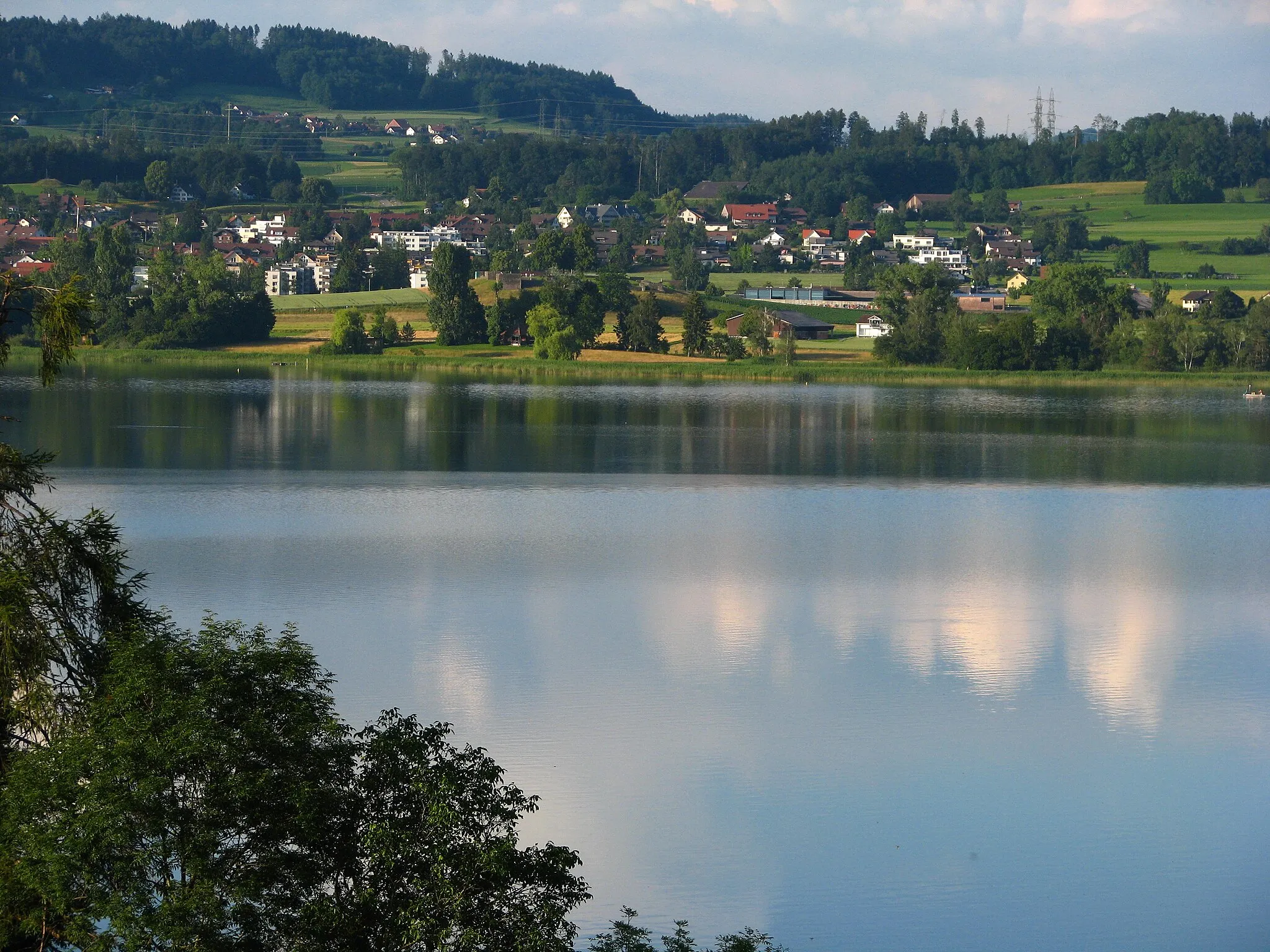 Photo showing: Irgenhausen (Pfäffikon) and its Roman castrum as seen from Seegräben.