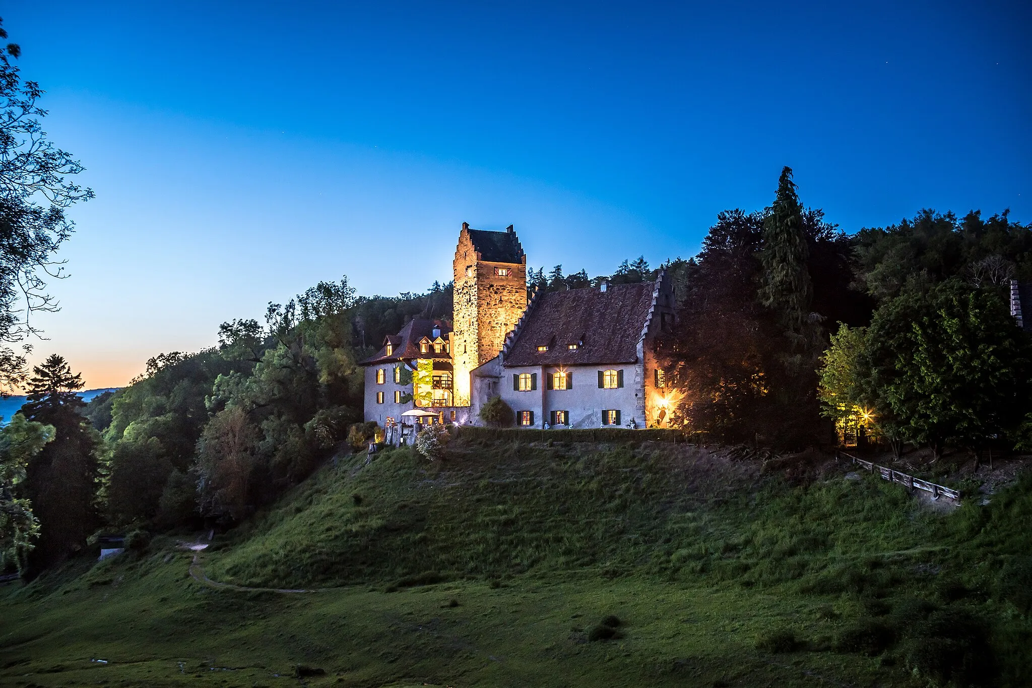 Photo showing: Schloss Liebenfels in der Abenddämmerung