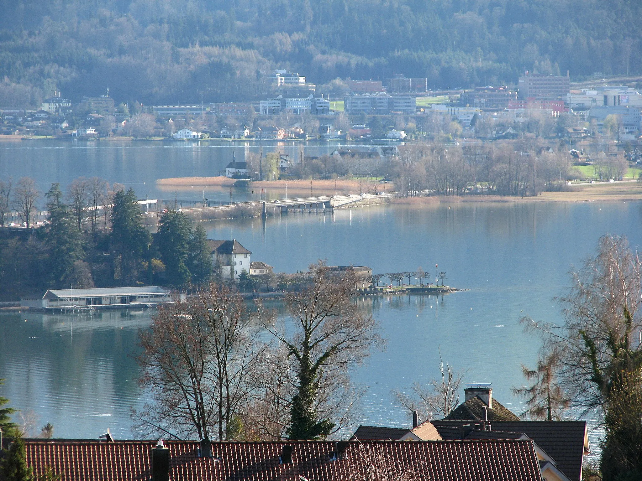 Photo showing: Kempratner Bucht (Bay of Kempraten) and Schloss Rapperswil respectively Lindenhof hill and Endingerhorn in Rapperswil (SG), as seen from Frohberg in Kempraten-Lenggis (Switzerland); Kapuzinerkloster to the right, Obersee (upper Lake Zürich) to the left, Seedamm and Hurden in the background.