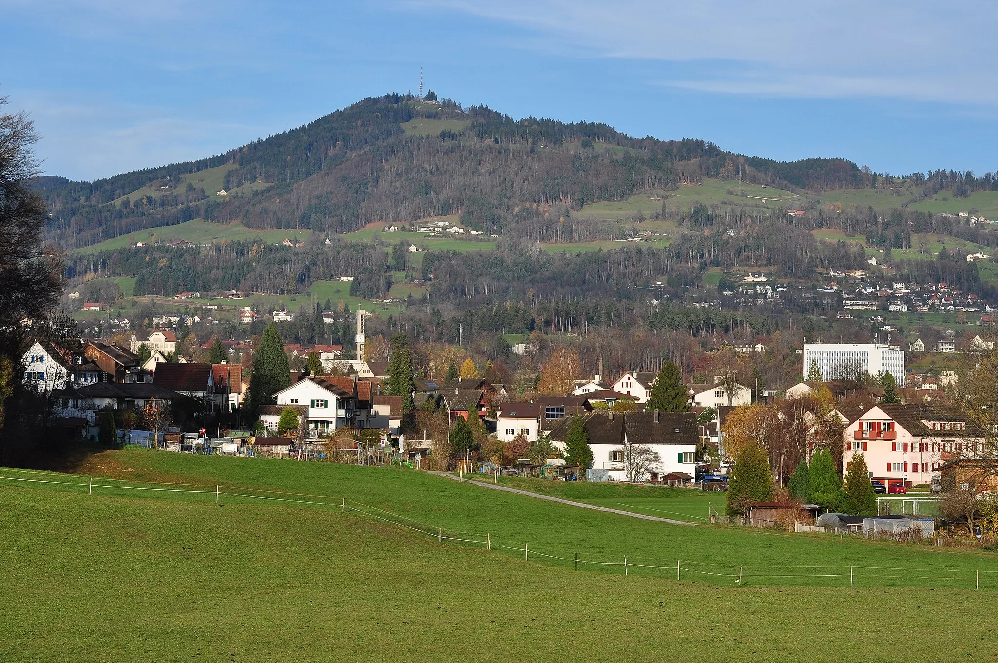 Photo showing: Bachtel, Tannertobel and Rüti (Switzerland), as seen from nearby Rütiblick (Weid), Tann-Rüti to the left, Wald to the right.