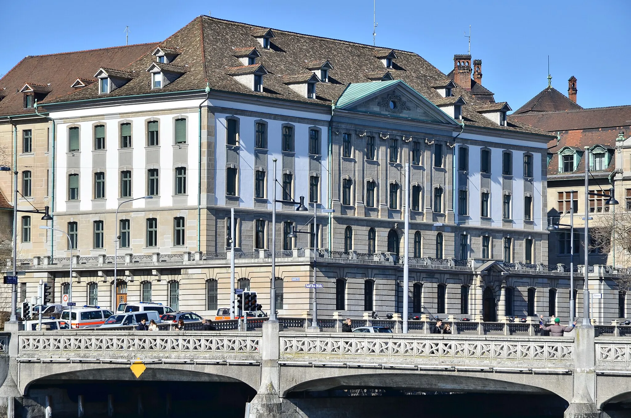 Photo showing: Amthaus I in Zürich (Switzerland), as of today the Stadtpolizei (City Police) station respectively the former Waisenhaus (orphanage) building of the Oetenbach nunnery, as seen from Limmatquai.