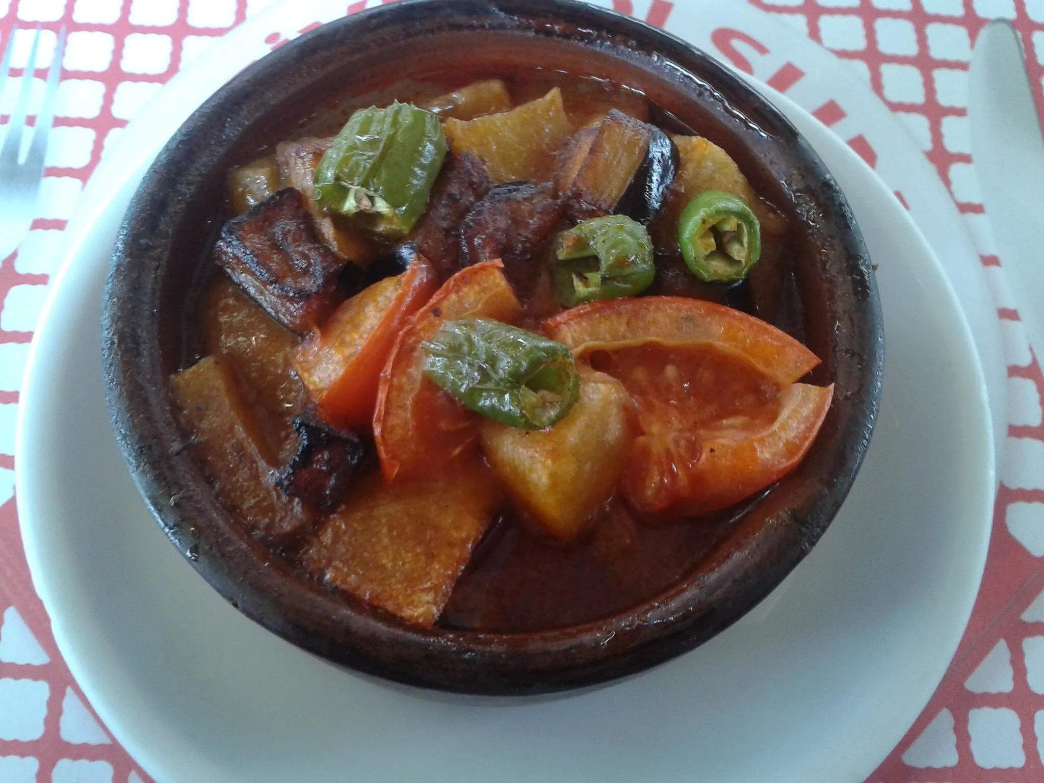 Photo showing: "Dana etli türlü güveç": Turkish mixed vegetable dish "türlü" with val, in an earthenware cooking pot ("güveç").