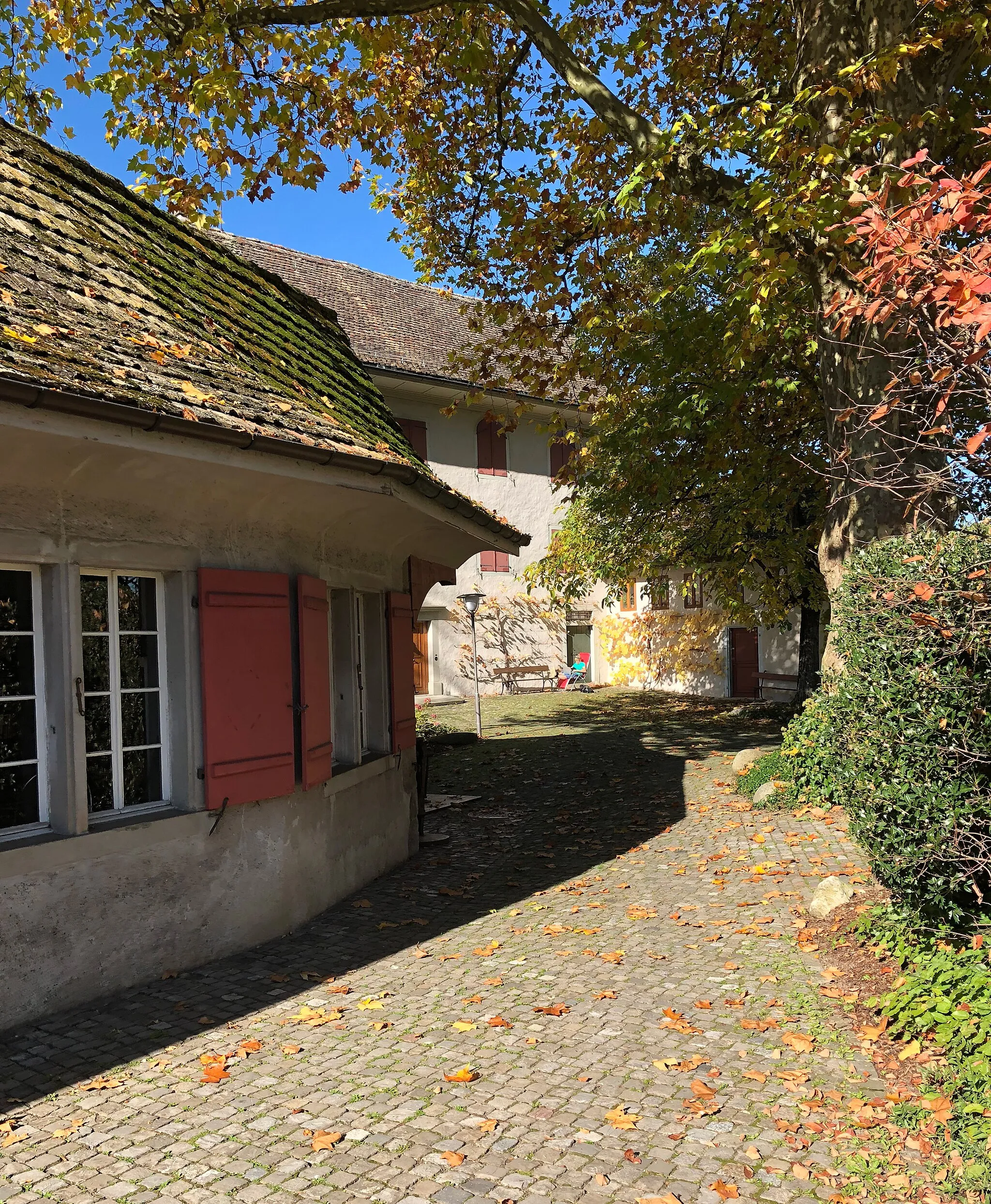 Photo showing: View into the courtyard of the castle of Maur, Canton of Zurich, Switzerland