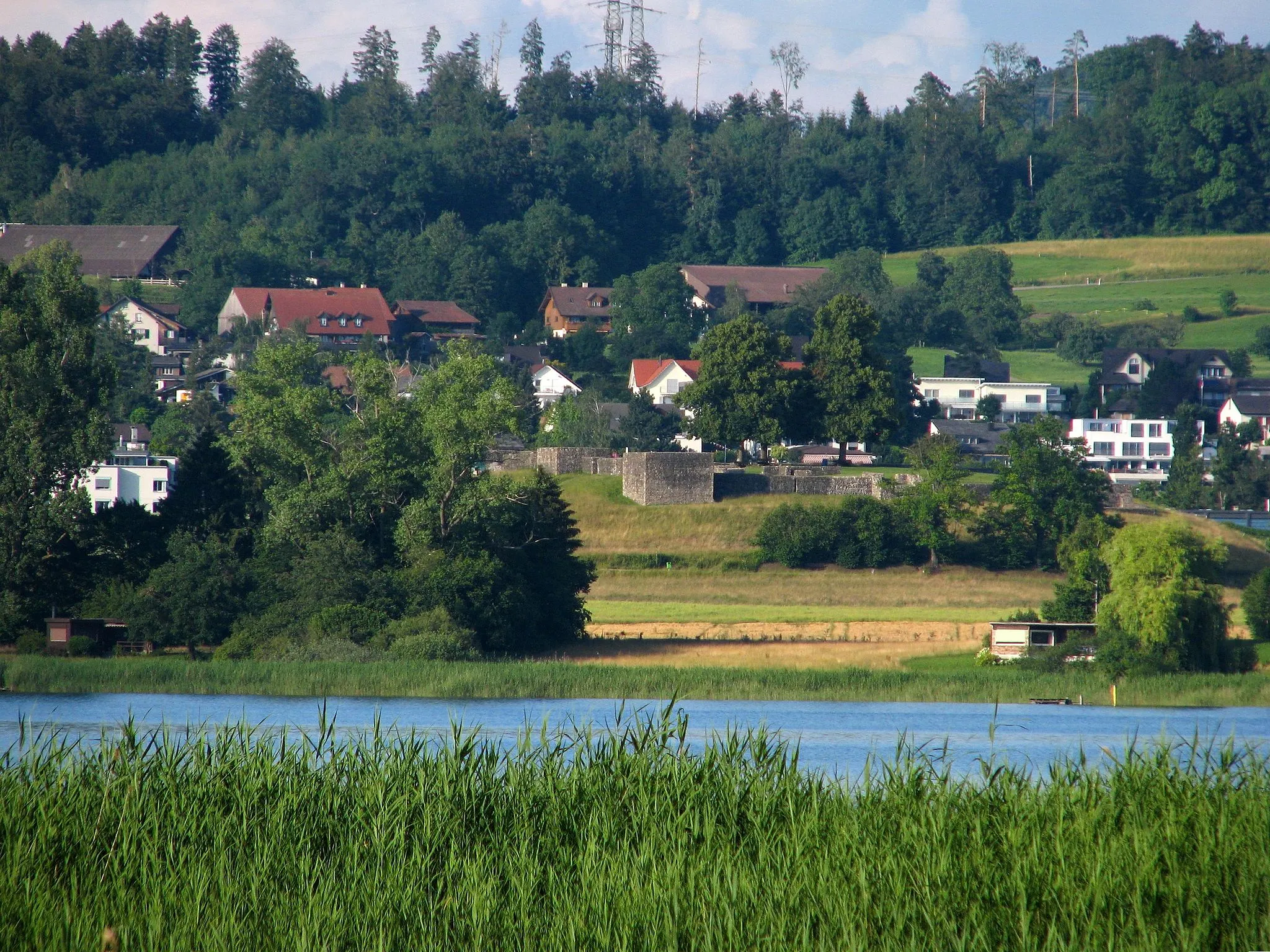 Photo showing: Irgenhausen (Pfäffikon) and its Roman castrum as seen from Seegräben.