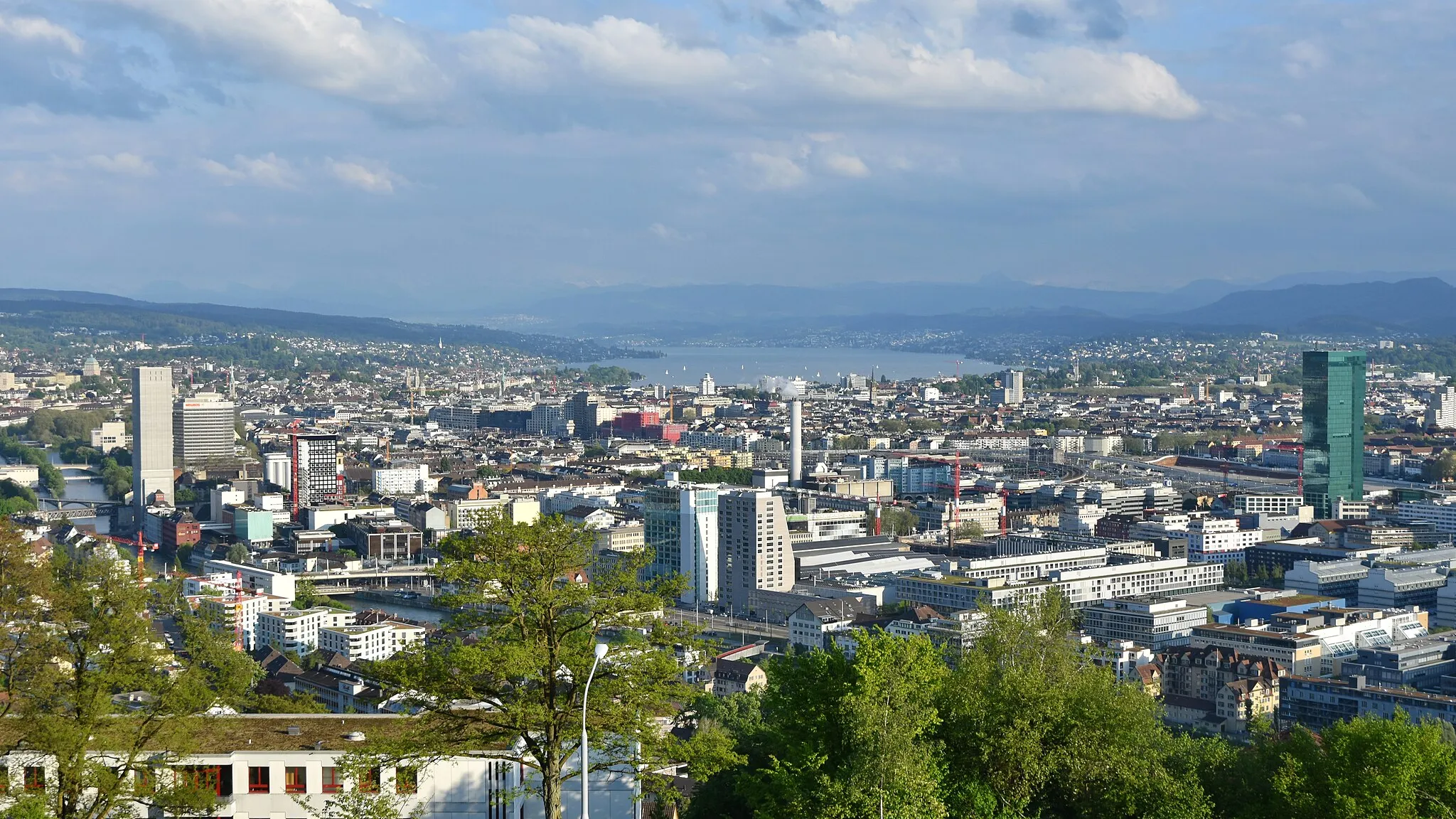 Photo showing: Views from Käferberg in Zürich (Switzerland) towards Zürichsee : Adlisberg and Pfannenstiel to the left, Zürich-City and Limmat Valley, Zimmerberg plateau, Albis and Sihl Valley to the right.