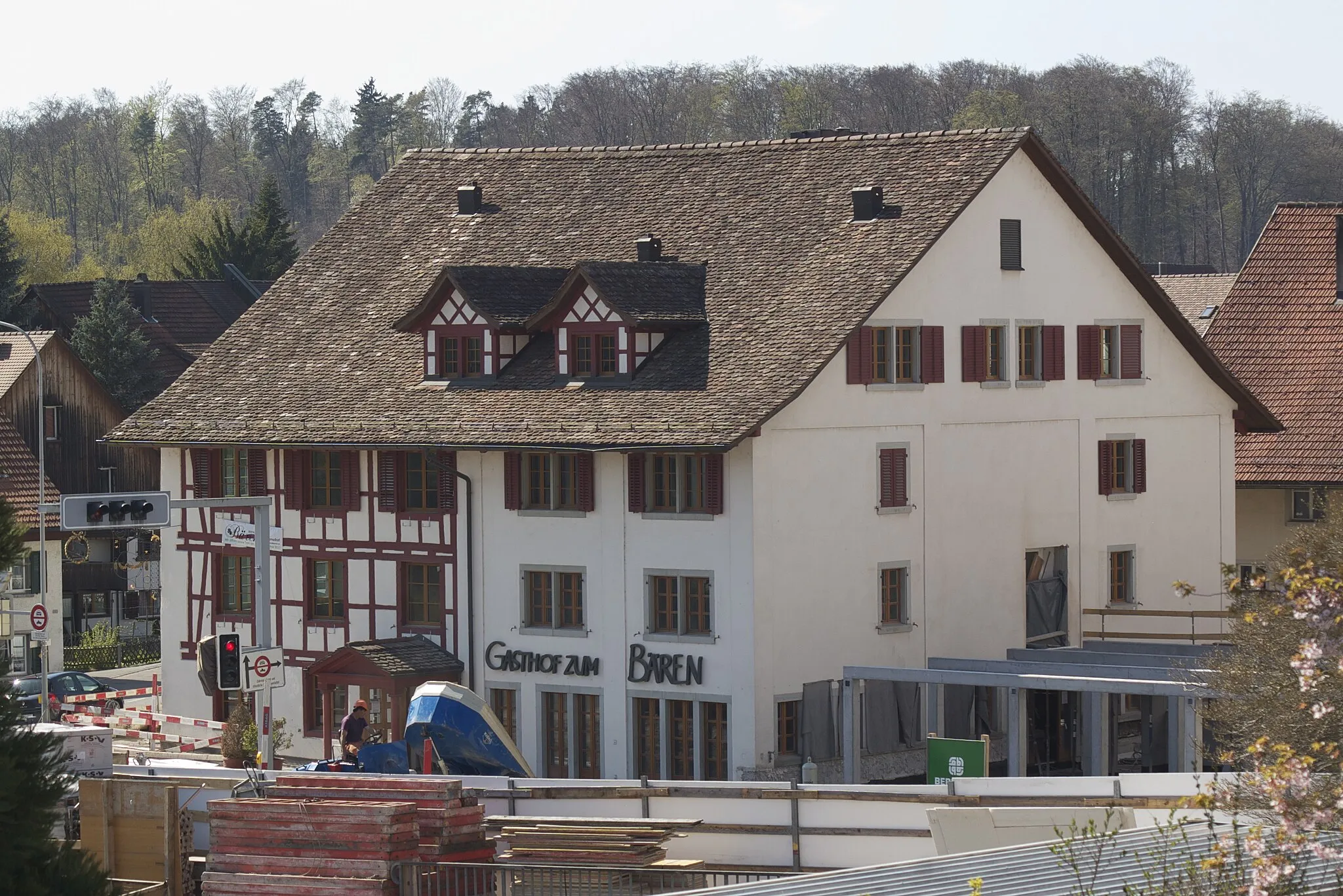 Photo showing: Blick von der Neuhofstraß über Baustell auf den Gasthof zum Bären.