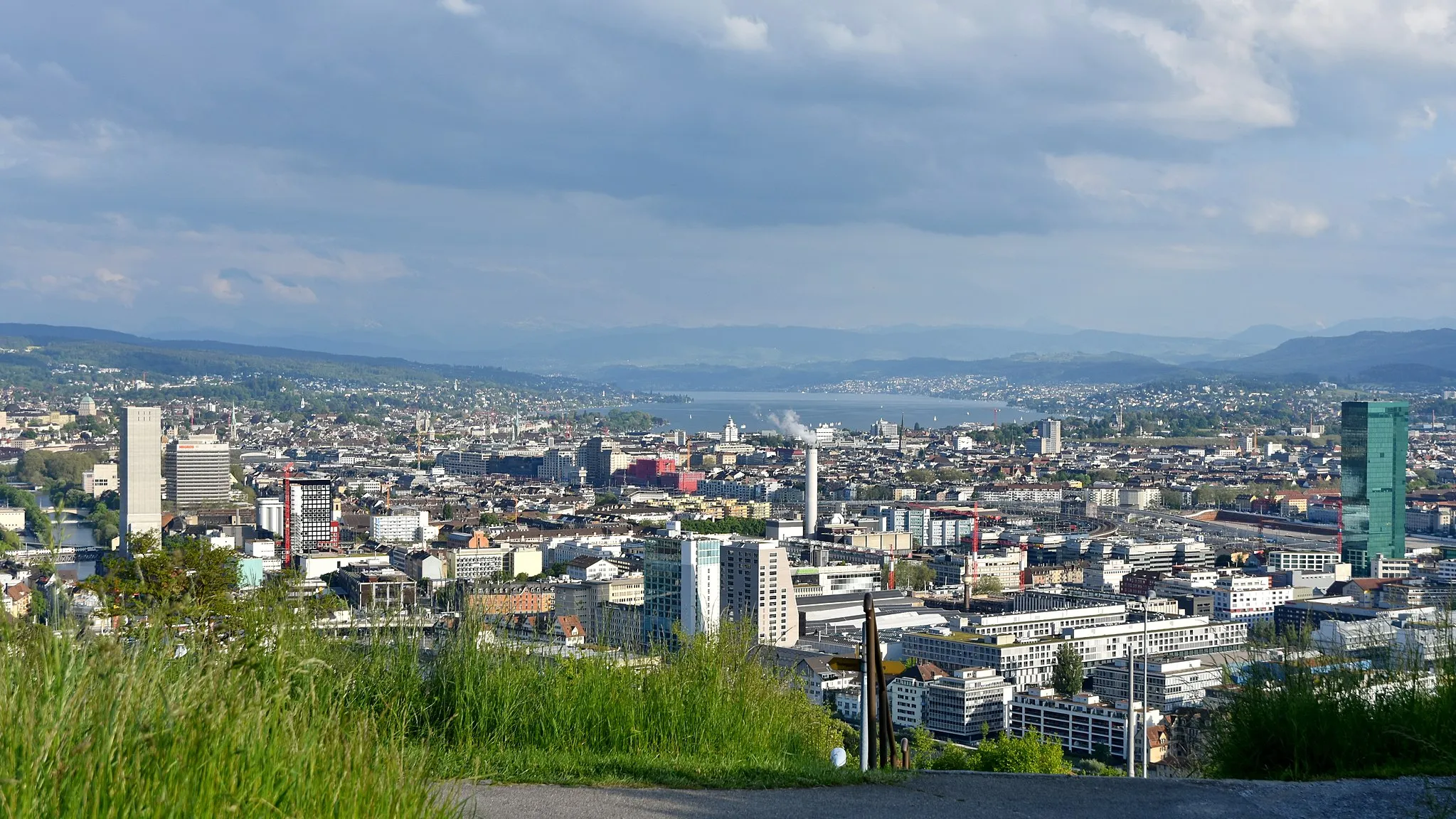Photo showing: Views from Käferberg in Zürich (Switzerland) towards Zürichsee : Adlisberg and Pfannenstiel to the left, Zürich-City and Limmat Valley, Zimmerberg plateau, Albis and Sihl Valley to the right.