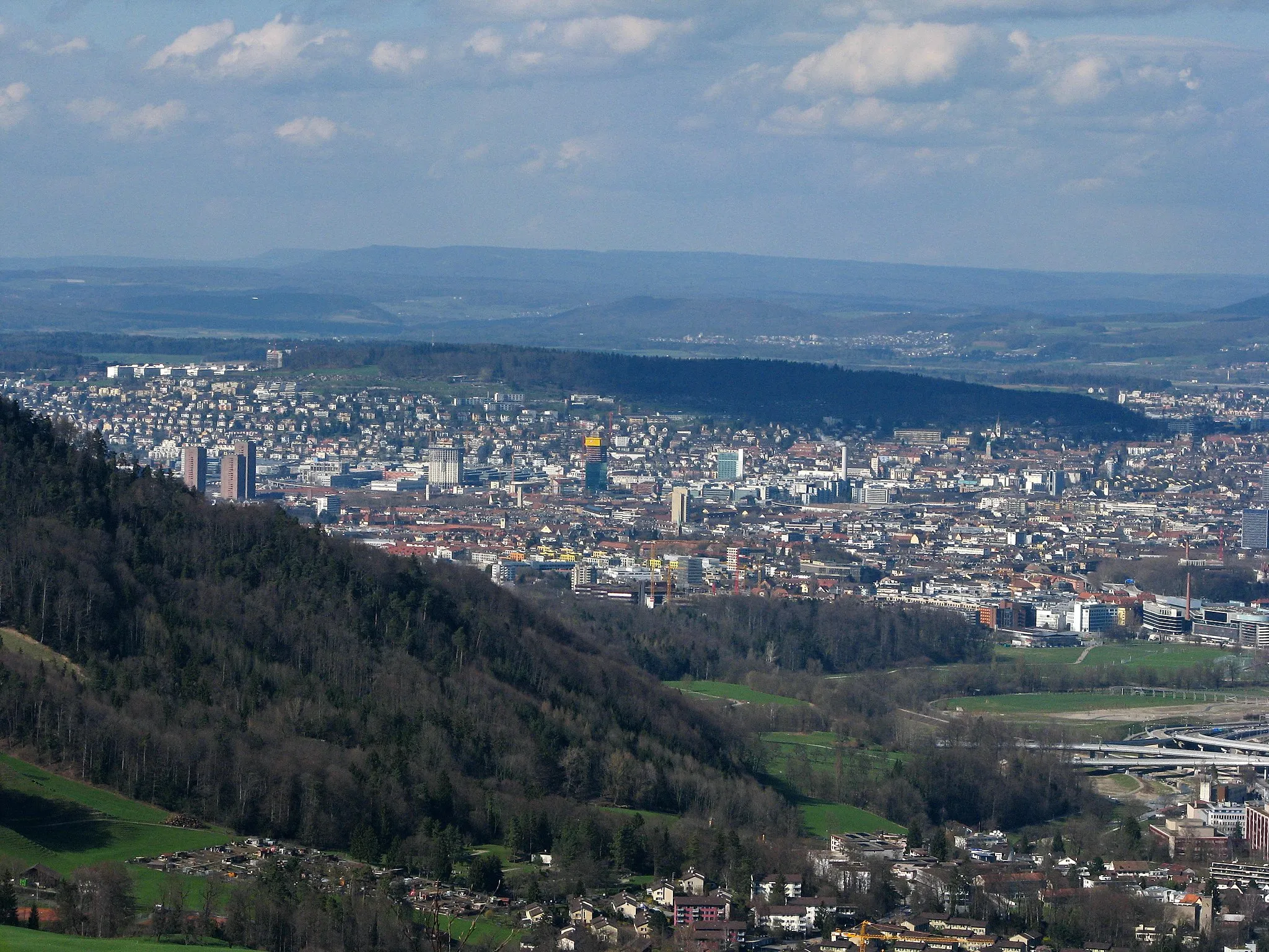 Photo showing: Käferberg, Limmattal and inner city of Zürich (Switzerland), as seen from Felsenegg.