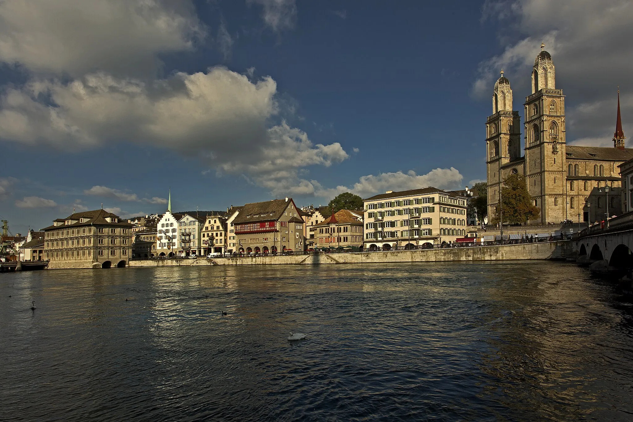 Photo showing: Grossmünster Church on the river Limmat in Zurich