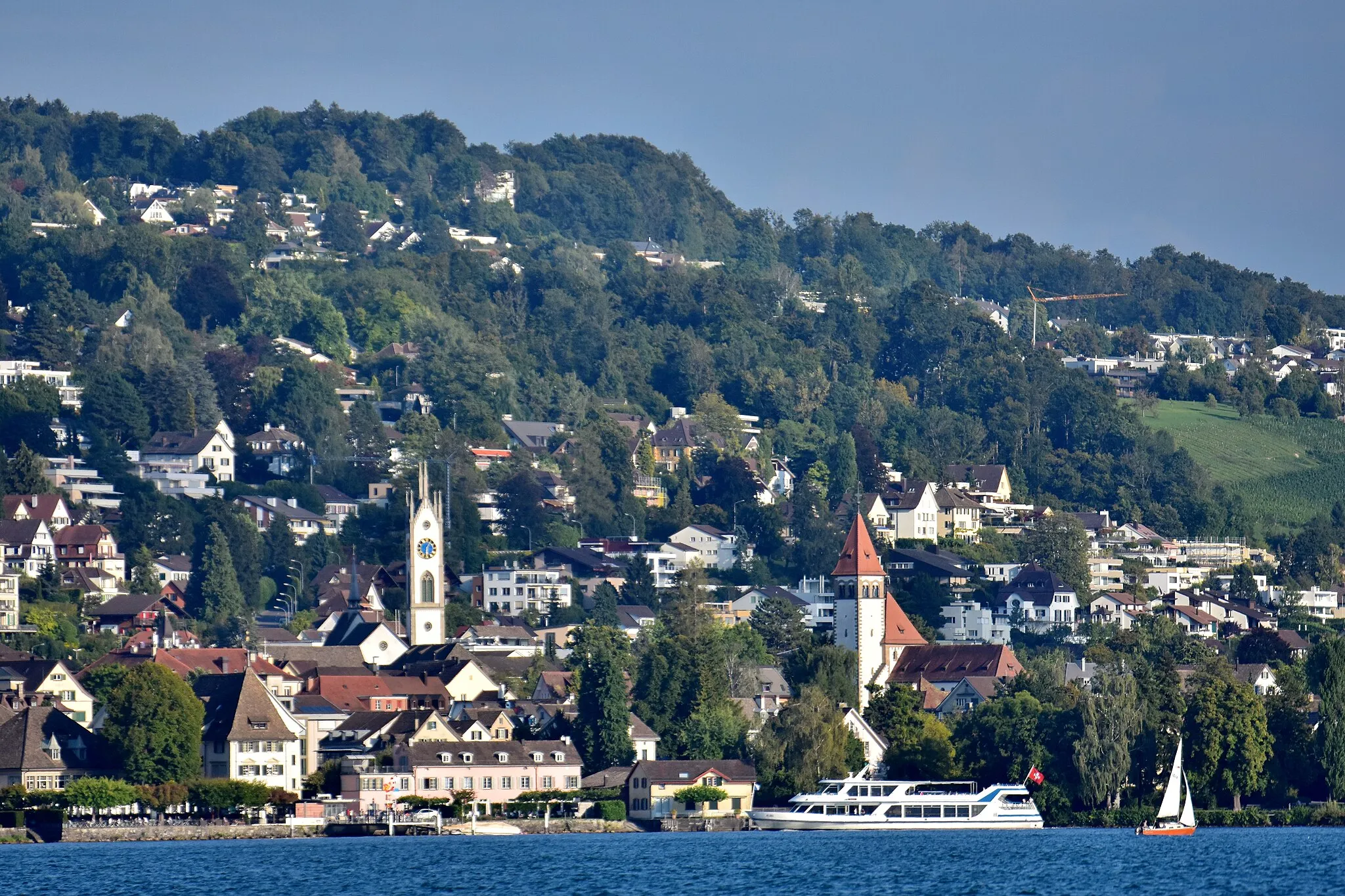 Photo showing: Küsnacht and Küsnachter Tobel, as seen from ZSG ship MS Helvetia on Zürichsee in Switzerland