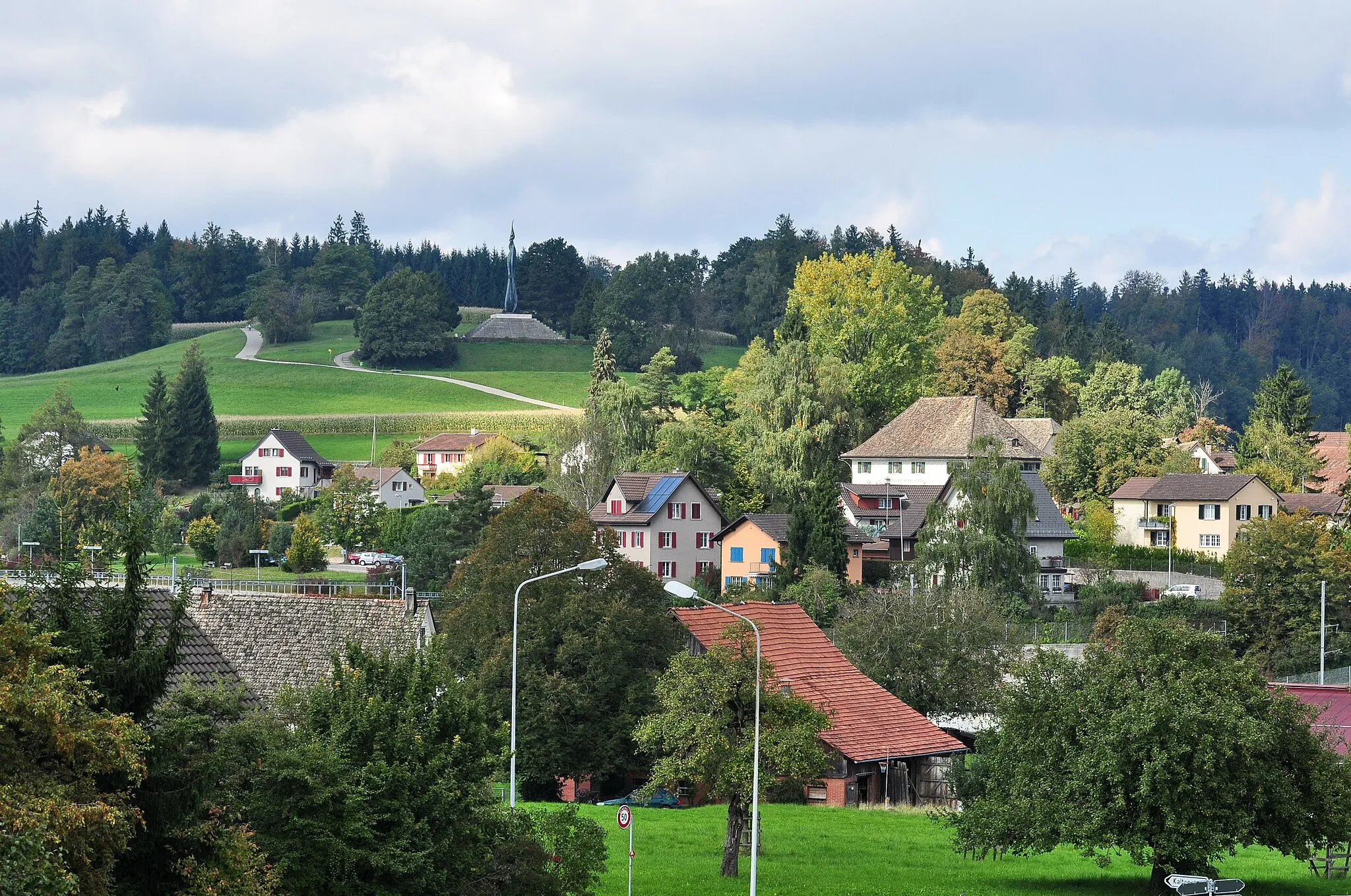 Photo showing: Forch (Switzerland) as seen from towards Guldenen on Pfannenstiel, Wehrmännerdenkmal in the background.