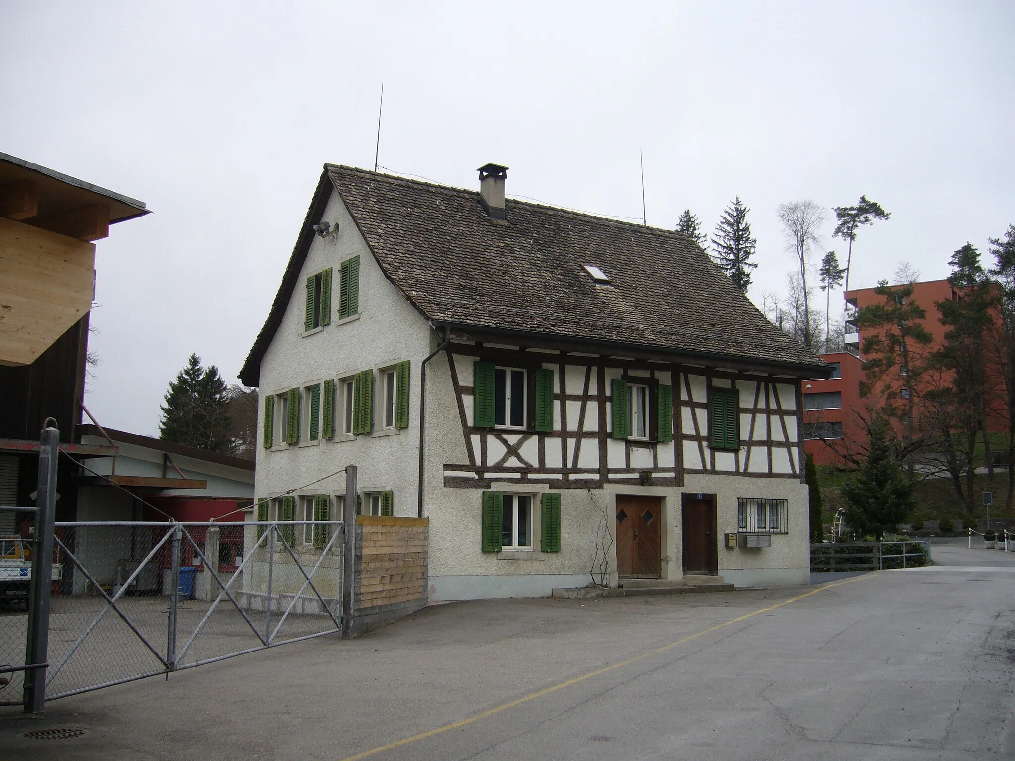 Photo showing: Wohnhaus am Sagiweg beym Spaltenstein-Wercksglände; rechts im Hindergrunde Wohnblöcke der Frohburg.