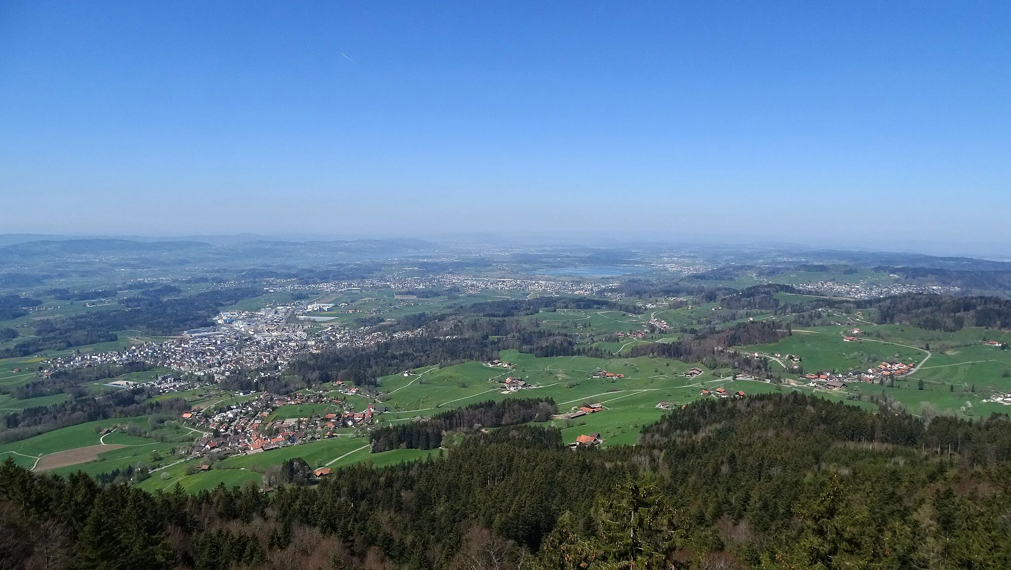 Photo showing: Blick vom Bachtelturm (Bachtel - 1115 m.ü.M.) über das Züricher Oberland und den Pfäffikersee.