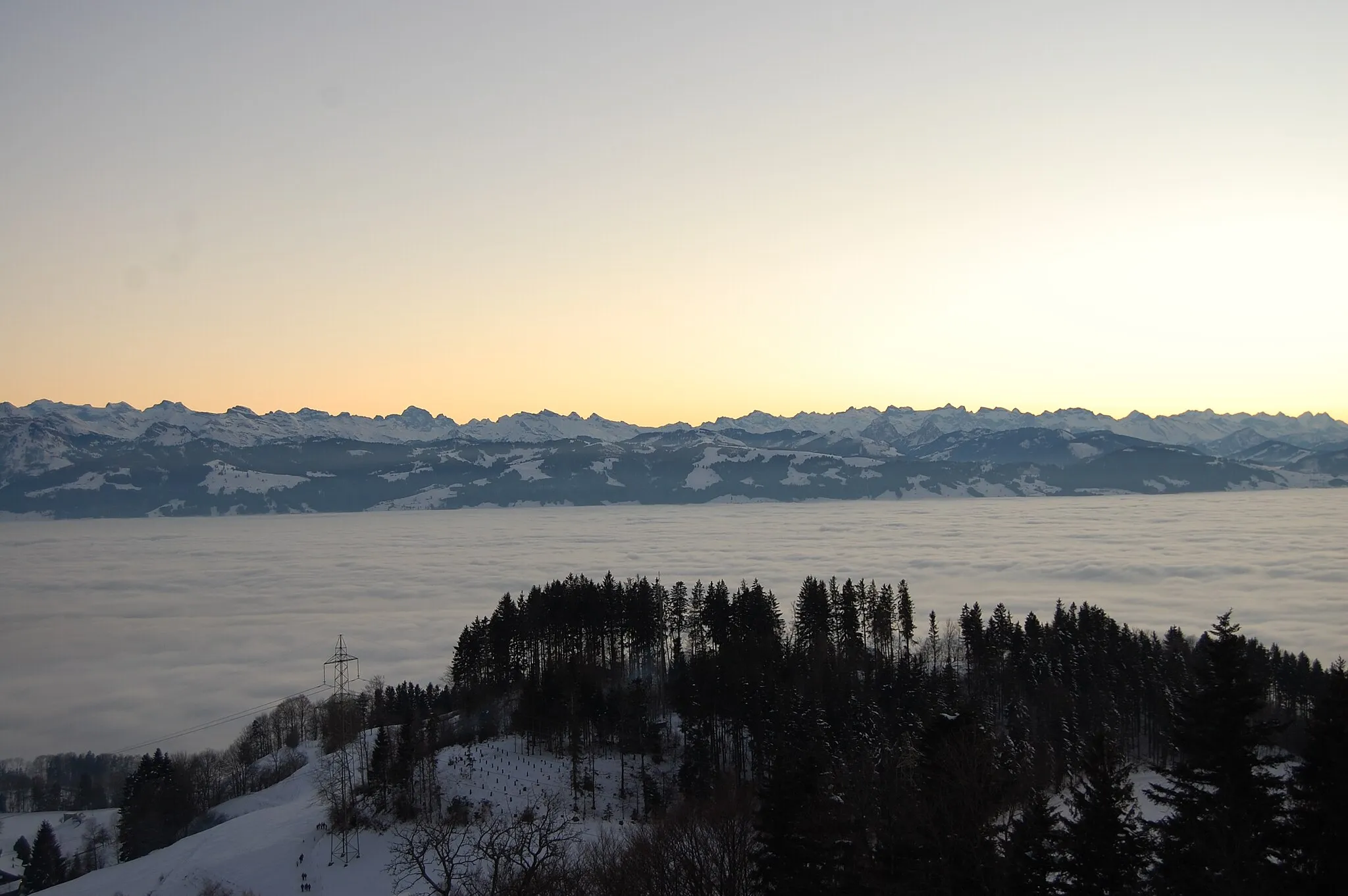 Photo showing: Wolkenmeer mit Bergen im Hintergrund in der Abenddämmerung