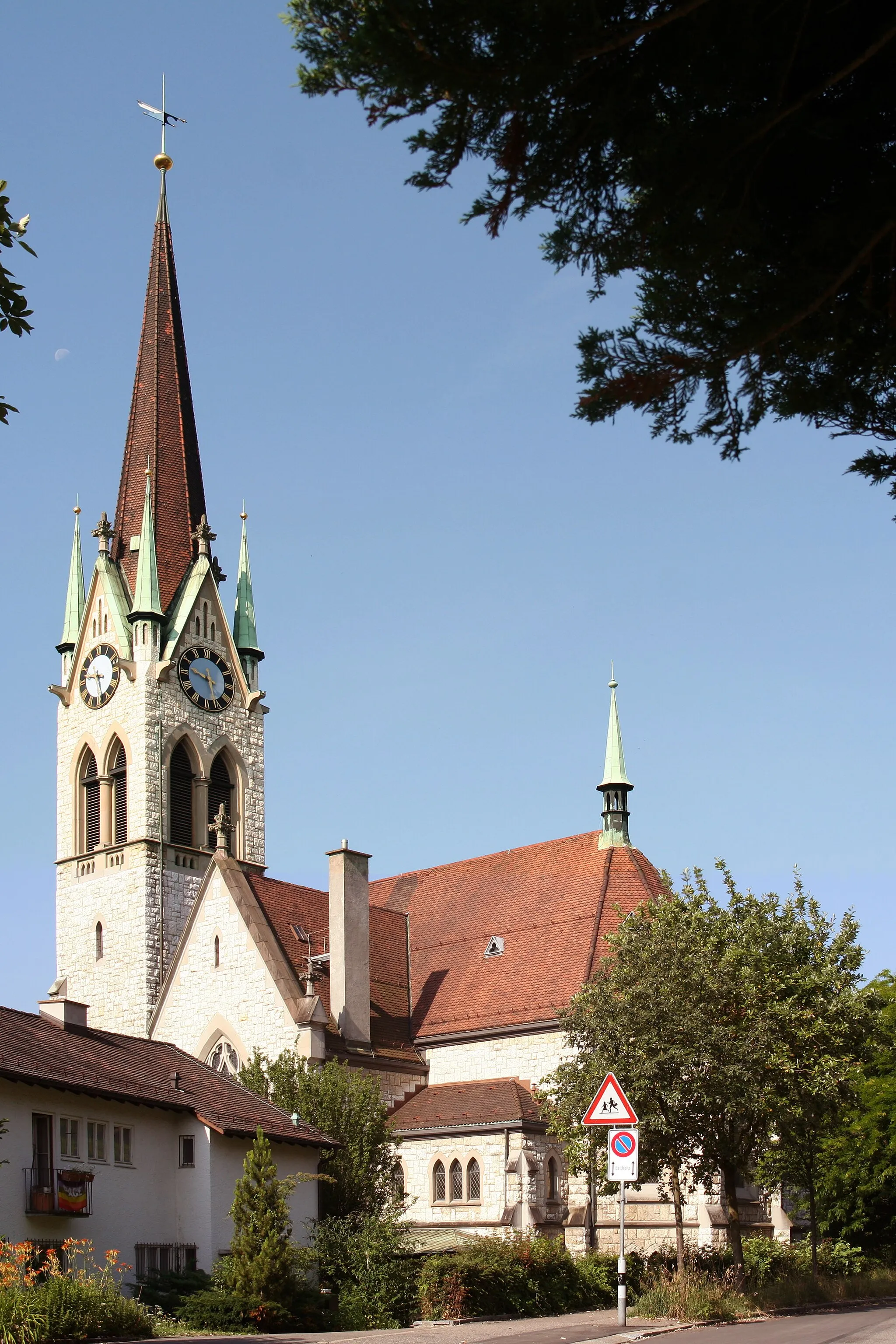 Photo showing: reformierte Kirche von Wipkingen, Zürich, Schweiz. Montage aus zwei übereinander aufgenommenen Fotos, Aufnahmestandort Wibichstrasse
