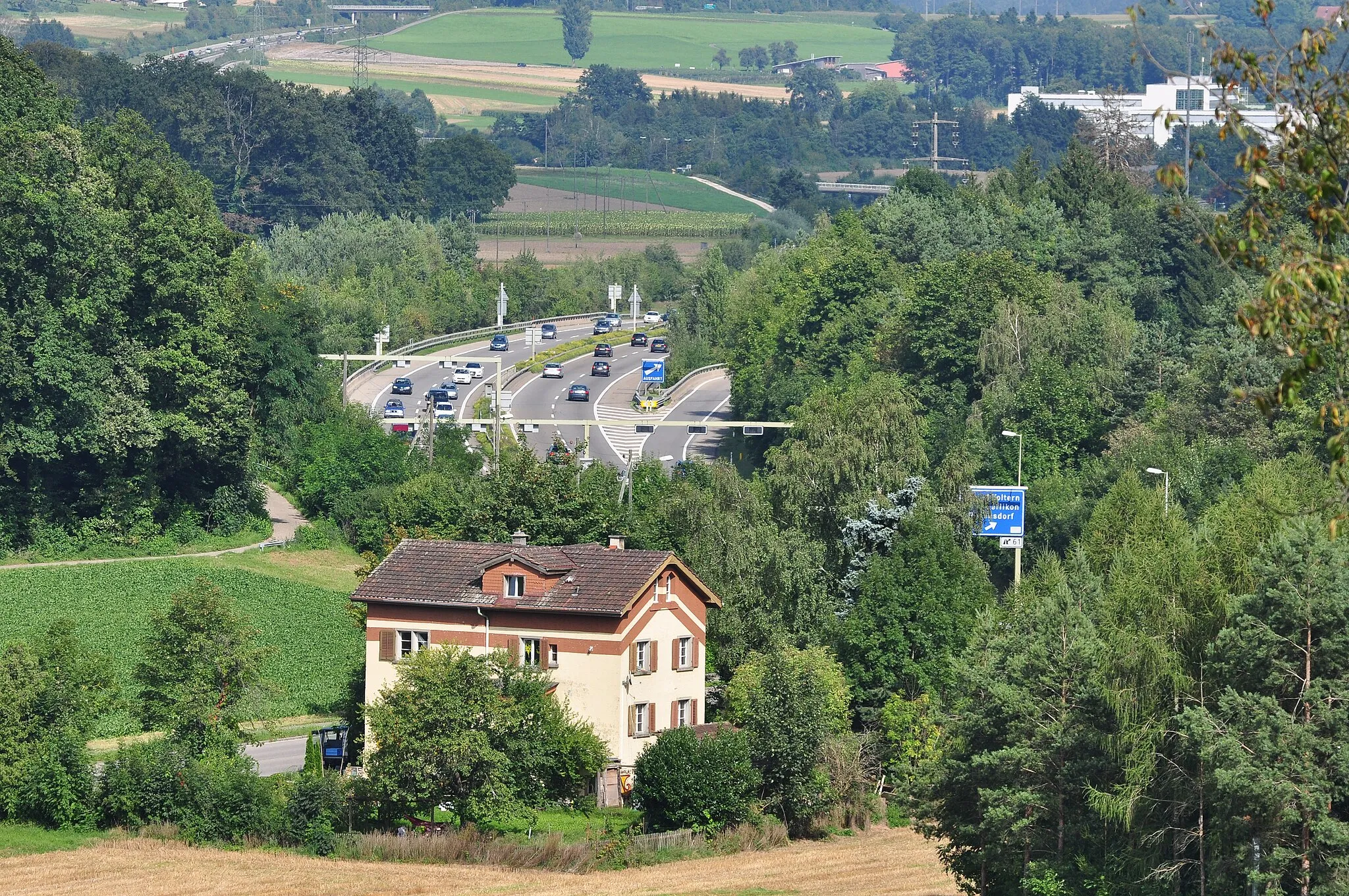 Photo showing: A1 between Zürich-Affoltern (to the right) and Rümlang, as seen from Geissberg in Regensdorf (Switzerland).