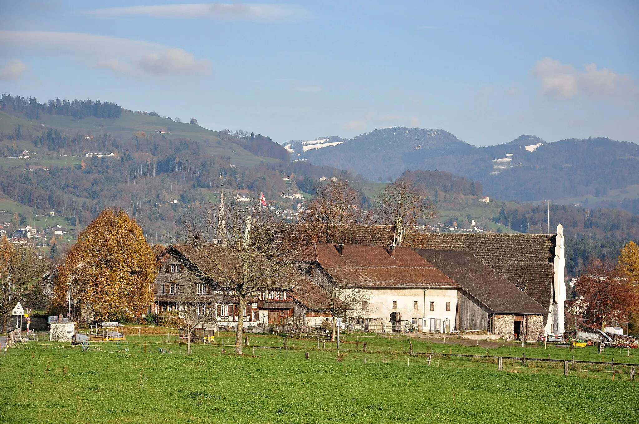 Photo showing: Ritterhaus in Bubikon (Switzerland), Bachtel and Tösstal (to the right) in the background.