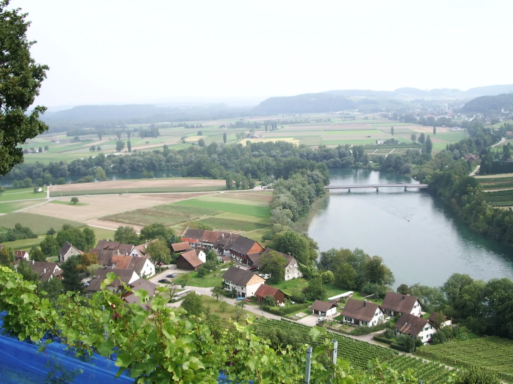 Photo showing: Die Rheinbrücke bei Rüdlingen/SH. Im Hintergrund liegt das Dorf Flaach/ZH.