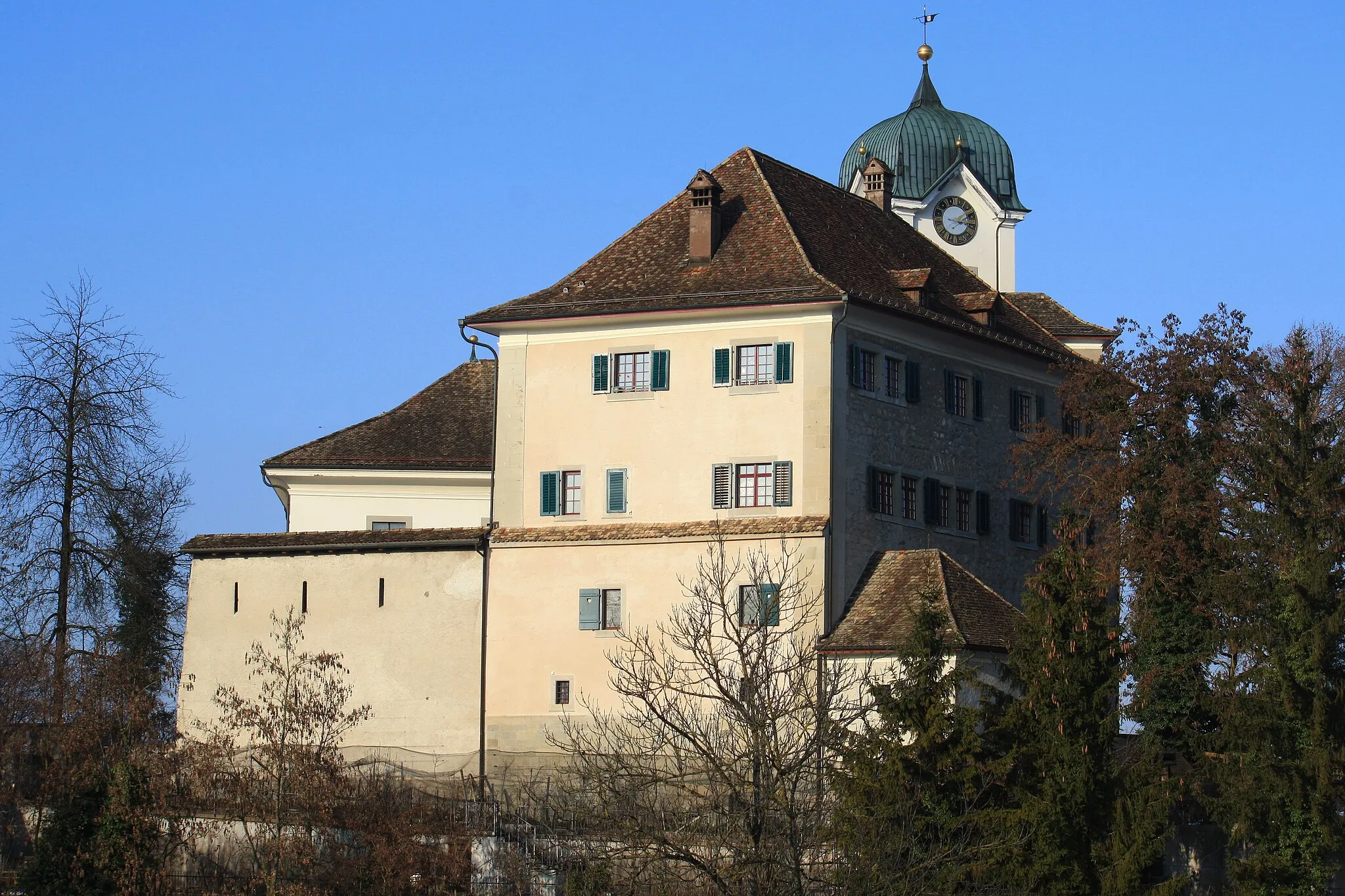 Photo showing: Schloss in Grüningen (Switzerland), Reformierte Kirche in the background.
