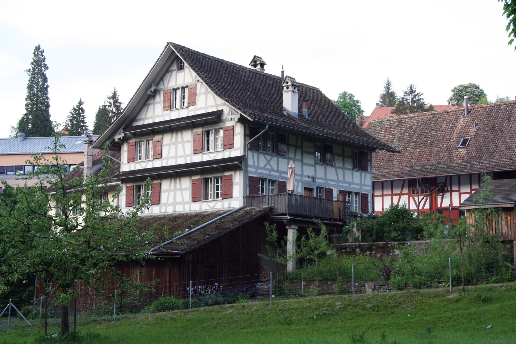 Photo showing: Historische Häusergruppe bei der Nägeli-Mühle in Zürich-Hirslanden. Im Vordergrund das sog. Lehenhaus, welches der Müller Johannes Nägeli 1747 erbauen liess.