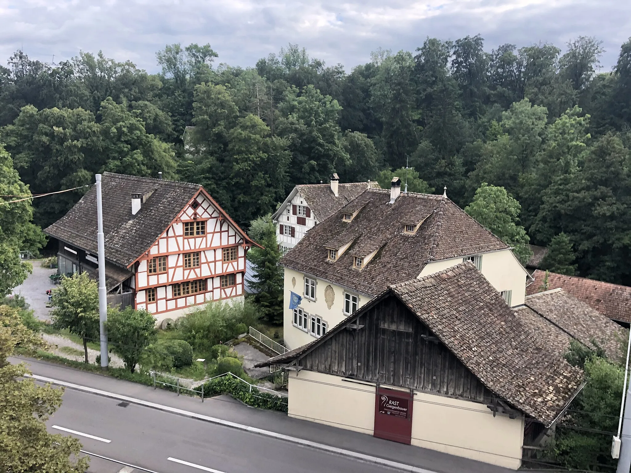 Photo showing: Mühle Hirslanden aus dem 16. Jahrhundert (rechts) mit Knechtenhaus (links) und Lehenhaus (hinten)