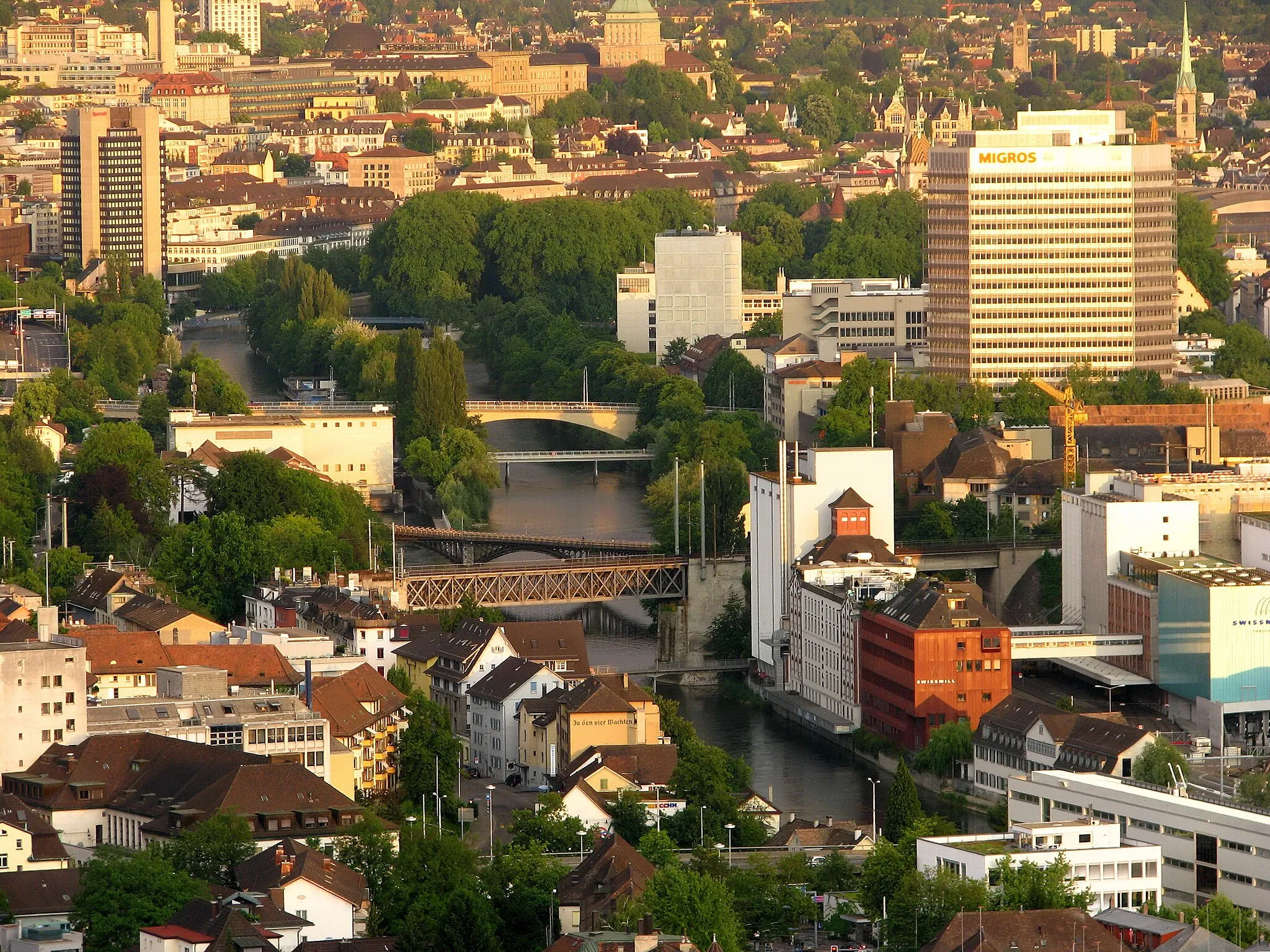 Photo showing: Limmat river at Zürich-Höngg and Category:Industriequartier, seen from Käferberg-Waidberg