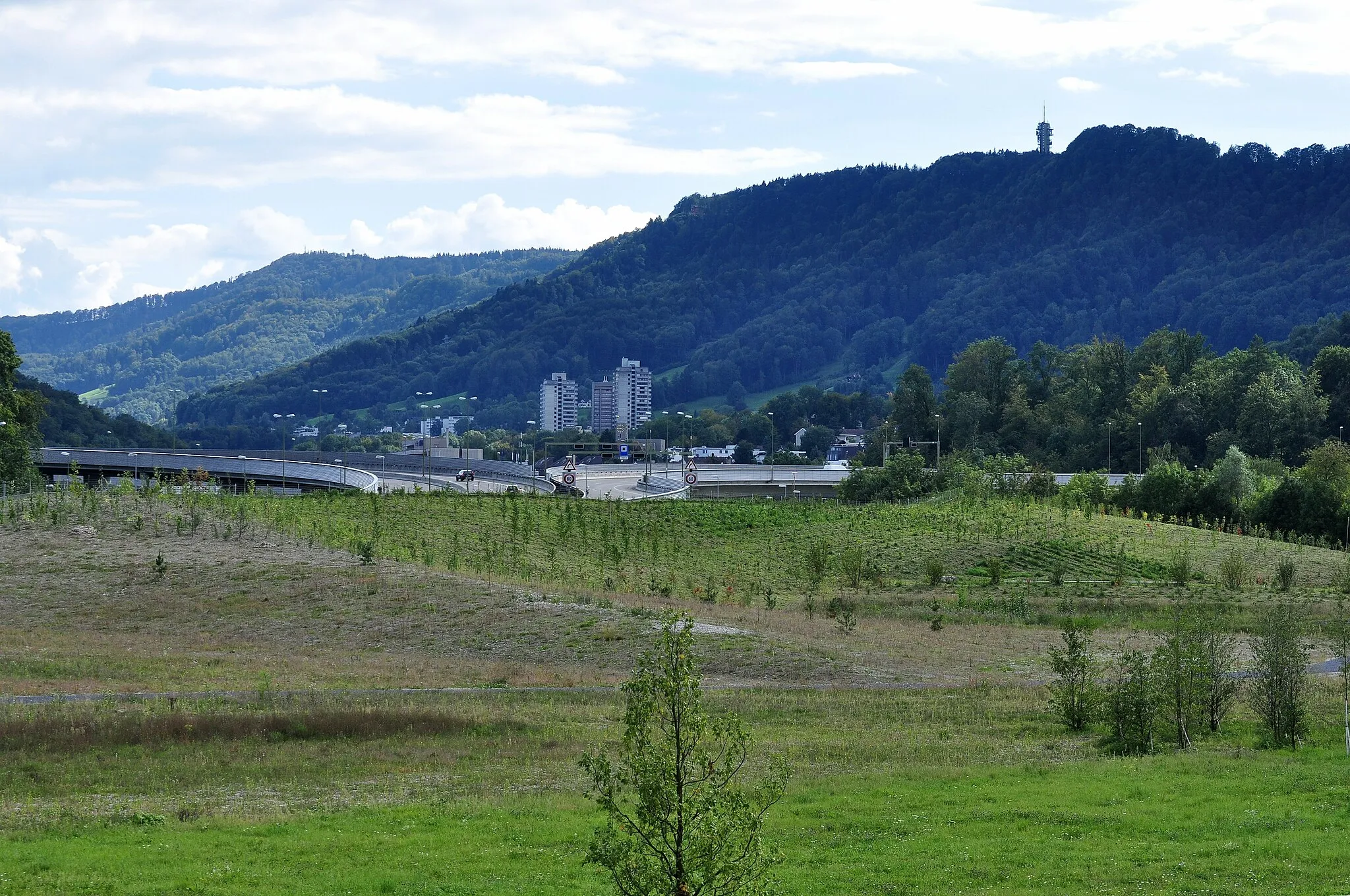 Photo showing: A3 in Zürich-Wollishofen / Brunau (Switzerland), Sihltal and Felsenegg in the background.