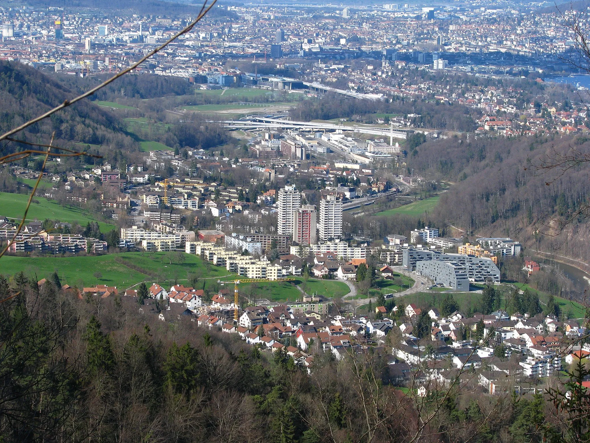 Photo showing: Zürich-Leimbach, Brunau, and lower Sihl valley, as seen from Felsenegg heading to Zürich-Nord.