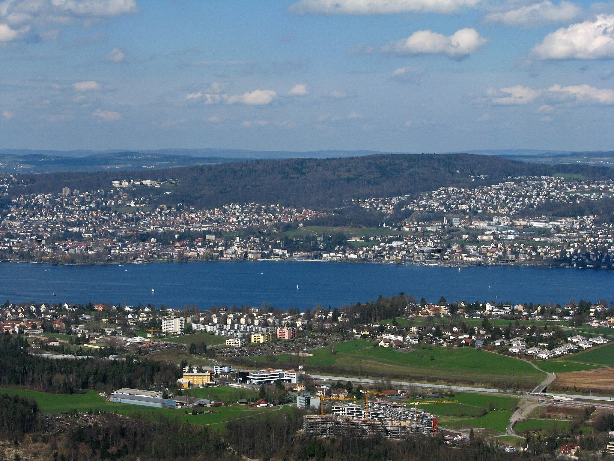 Photo showing: Adlisberg and Zürichsee, as seen from Felsenegg, Kilchberg in the foreground.