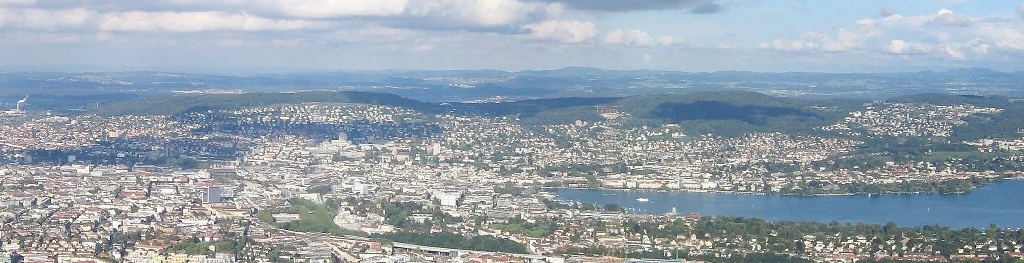 Photo showing: View of Zurich and the chain of hills of Zürichberg, Adlisberg and Öschbrig - Switzerland. Photo taken at Utliberg