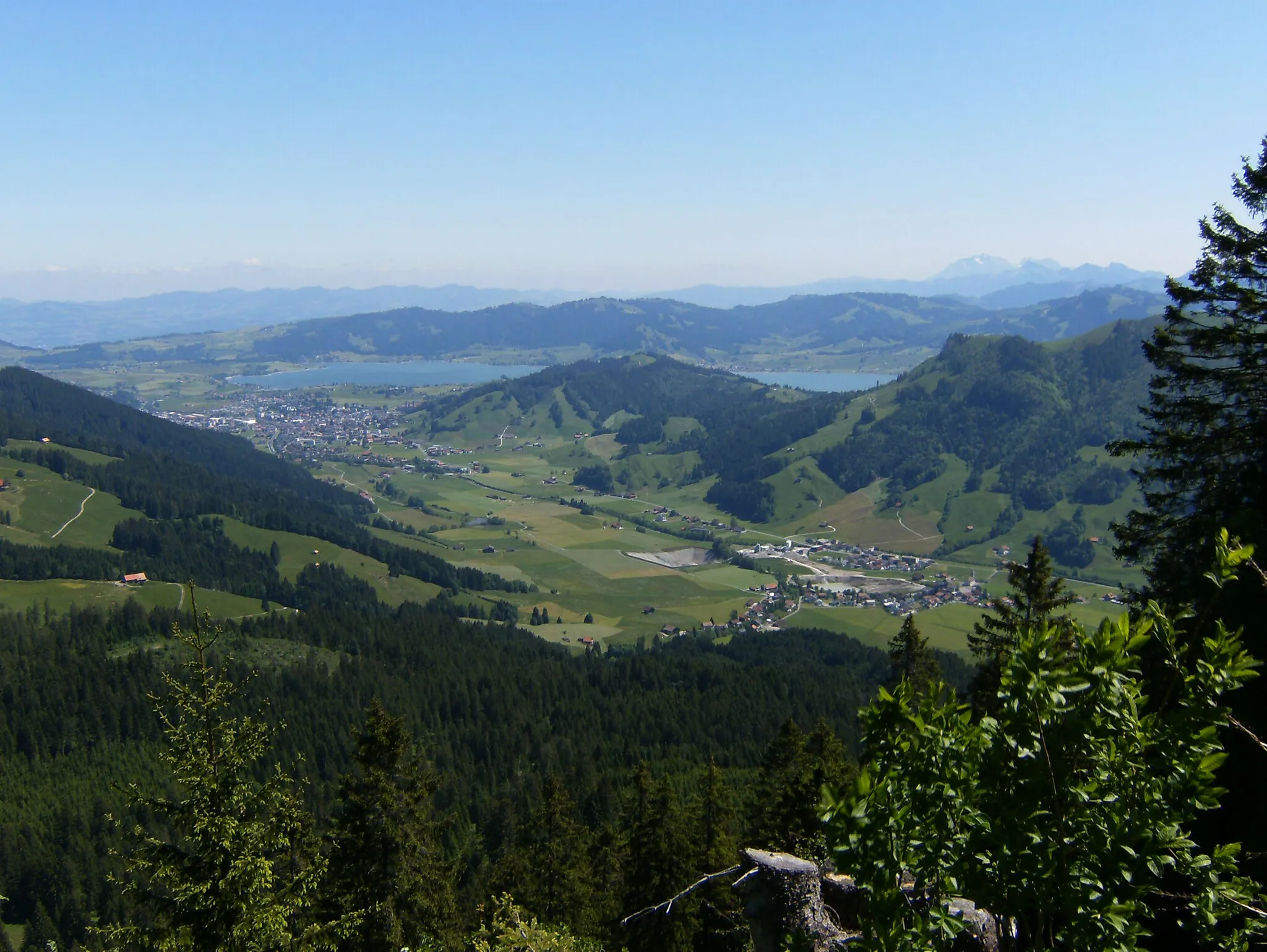 Photo showing: Foto taken at Nüsellstock, North East view: Nüsellstock (1,479 m), Sihlsee (lake, 872 m), Säntis (2,502 m)