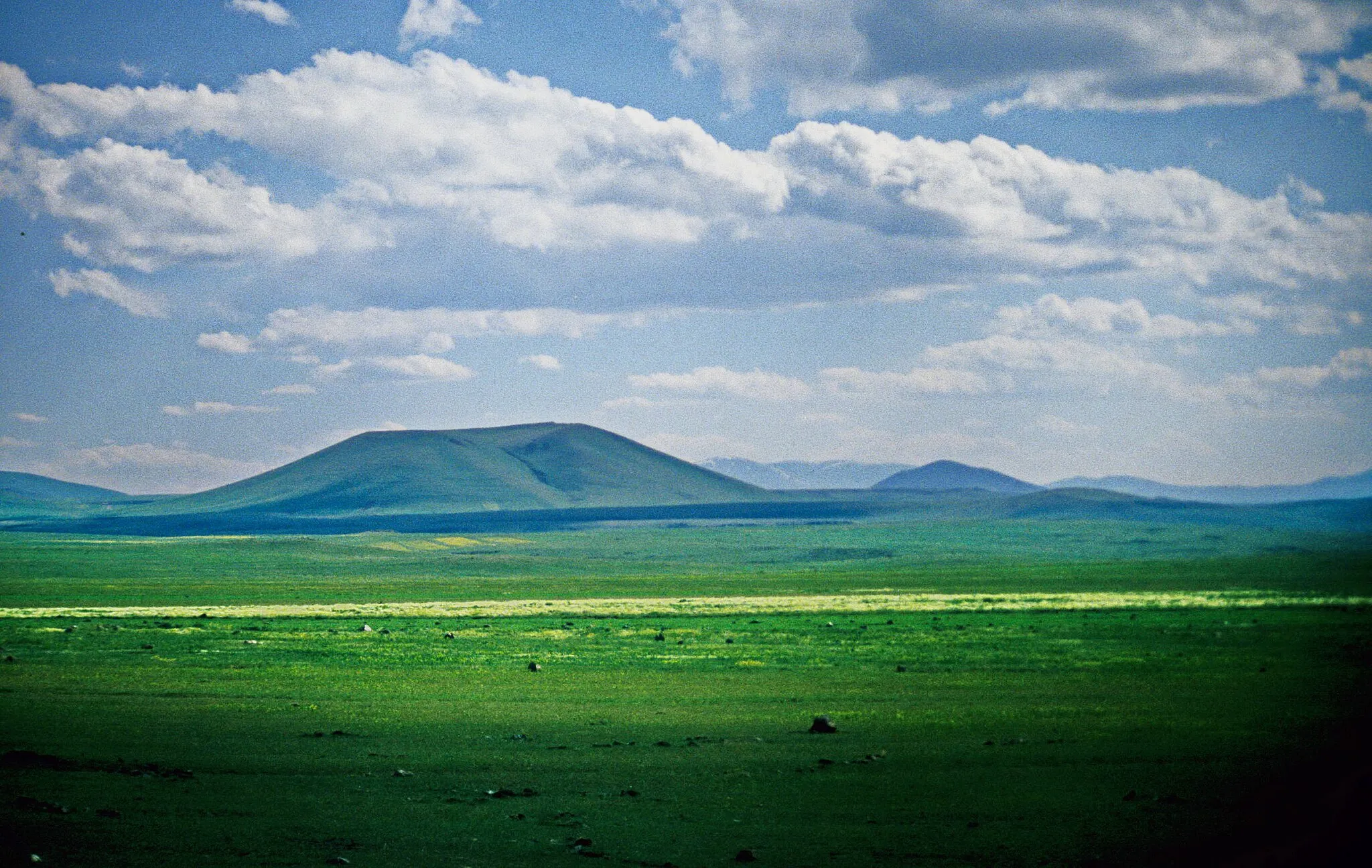 Photo showing: Der 2699 m hohe Dumanlı Dağ etwa 10 km östlich von Dağpınar (Kreis Digor) ist eher einer der weniger auffälligen Vulkanberge auf den Lavaplateaus von Kars.