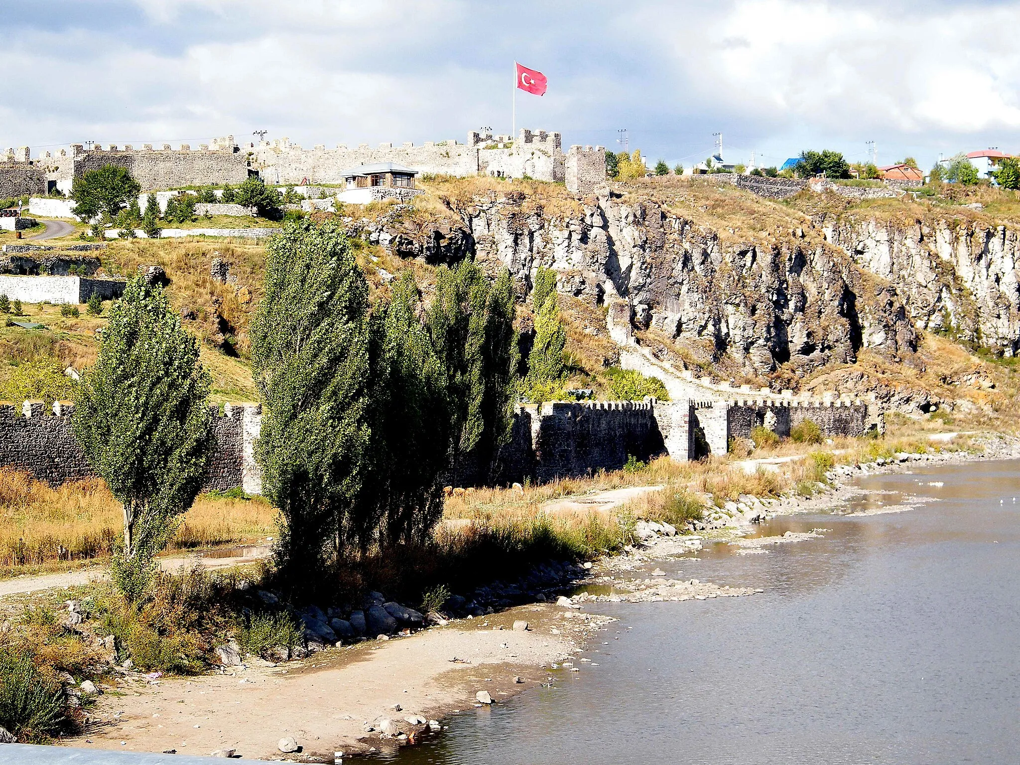 Photo showing: Auf einer Basalthöhe erhebt sich auf den Lavaplateaus von Kars-Ardahan die Burg von Ardahan über der Kura.