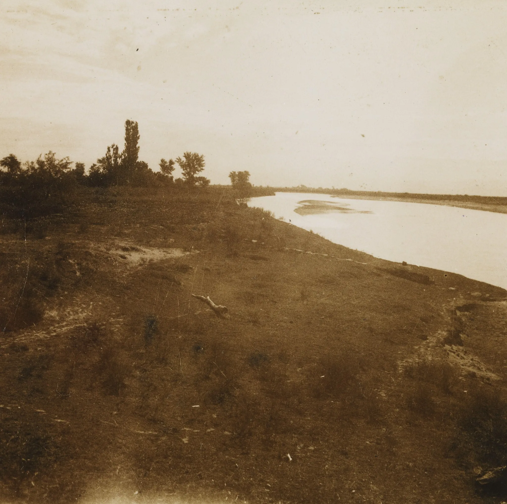 Photo showing: Elven Aras som danner grensen mot Tyrkia, sett sør for broen. Ett av bildene fra reisen gjennom Armenia i perioden 7 juni til 2 juli 1925. På anmodning fra Det Internasjonale Arbeidsbyrå (ILO) og Folkeforbundet reiste Fridtjof Nansen sammen med en utpekt kommisjon sakkyndige for å besøke landet og undersøke planer for kunstig vanning av ørkenområder med tanke på å overføre armenske flyktninger dit.