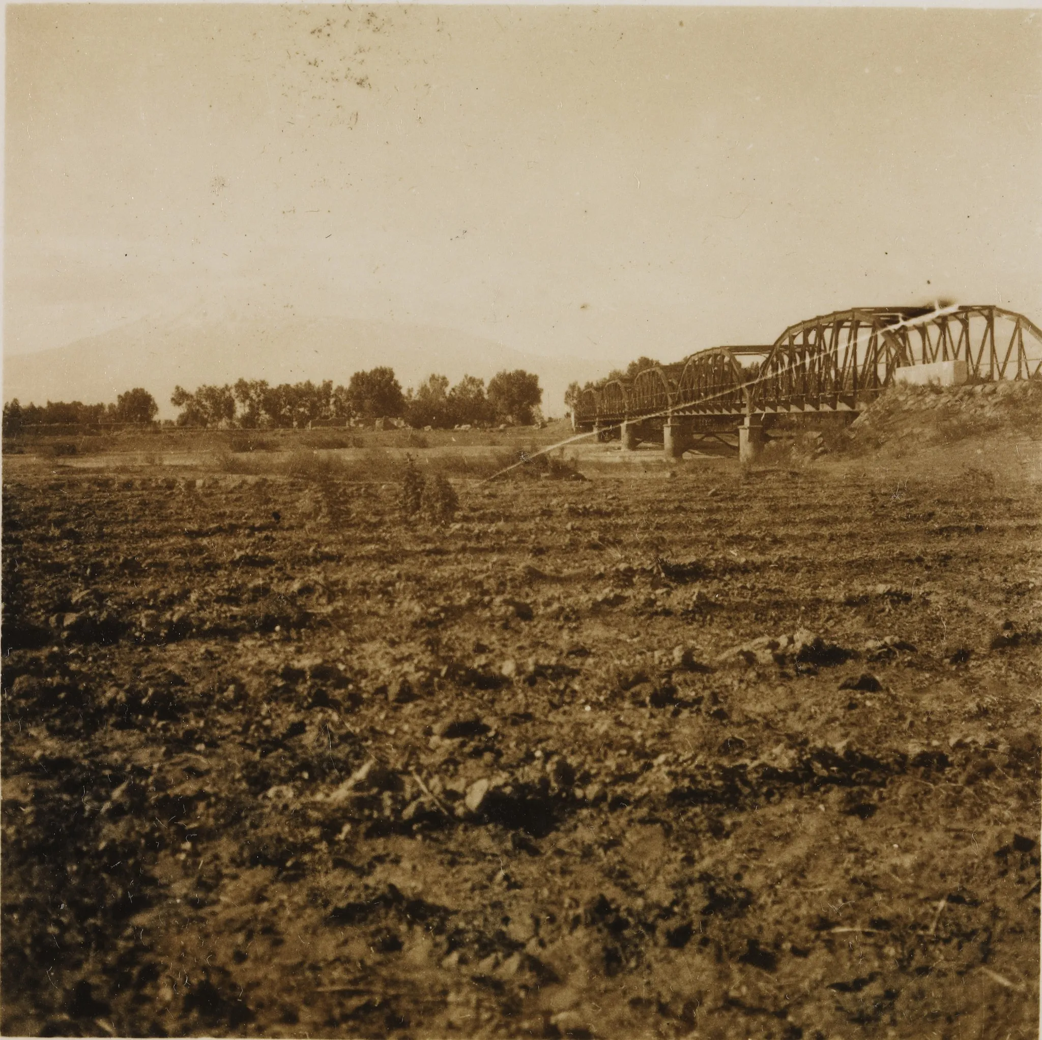 Photo showing: En moderne jernbro over elven Araks utenfor landsbyen Markara. Ett av bildene fra reisen gjennom Armenia i perioden 7 juni til 2 juli 1925. På anmodning fra Det Internasjonale Arbeidsbyrå (ILO) og Folkeforbundet reiste Fridtjof Nansen sammen med en utpekt kommisjon sakkyndige for å besøke landet og undersøke planer for kunstig vanning av ørkenområder med tanke på å overføre armenske flyktninger dit.