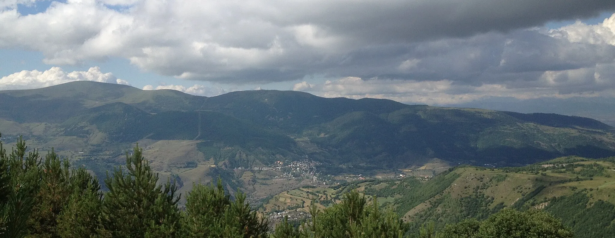 Photo showing: View of Posof from Ilgar Mountain. Posof is the capital town of Posof District of Ardahan Province in northeastern end of Turkey. It locates near Georgia-Turkey border.