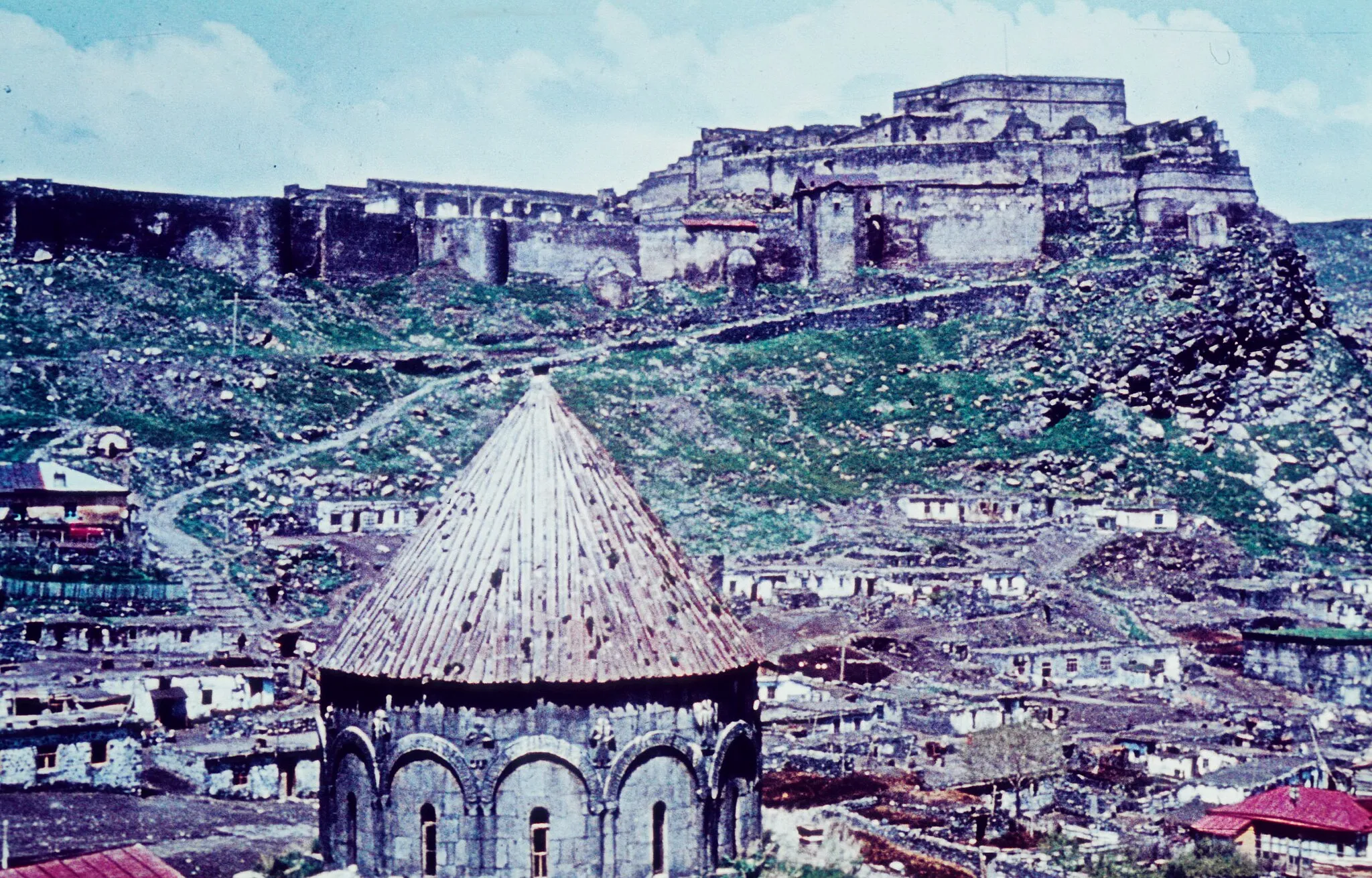 Photo showing: In der etwa 900 Jahre alten Burg von Kars, die 1386 von Timur zerstört wurde und die 1579 Lala Mustafa Pasha wieder aufbauen ließ, residierten im 19. Jahrhunder die Çildıroğulları, Paşas und Derebeys von Kars und Çildır.