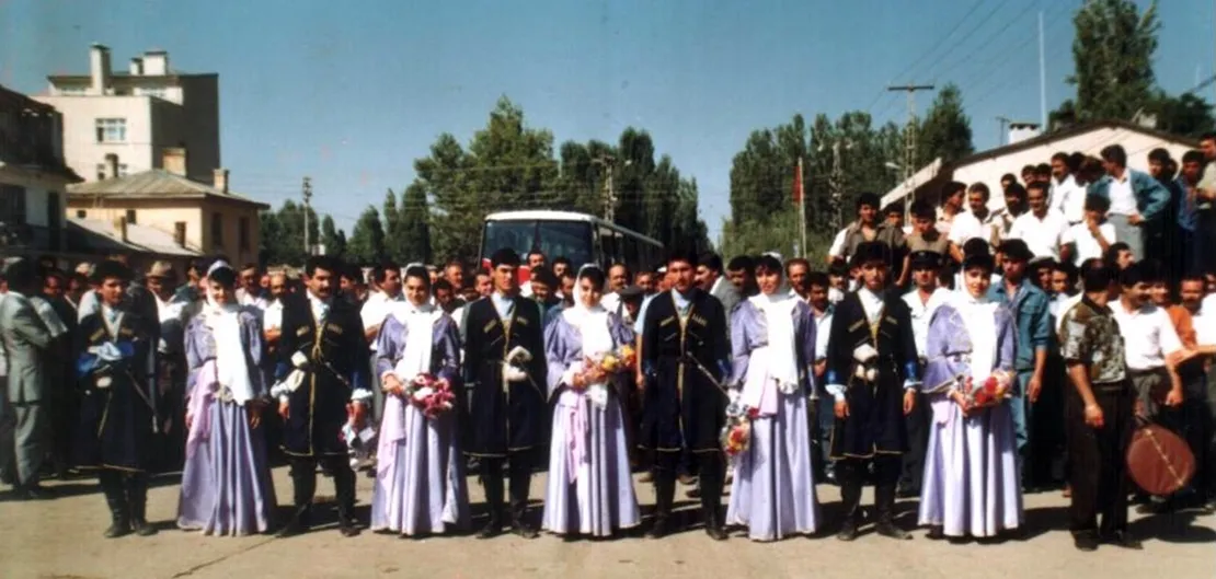 Photo showing: 1990 DÜNYA LİSELER ARASI FOLKLOR ŞAMPİYONU IĞDIR LİSESİ
