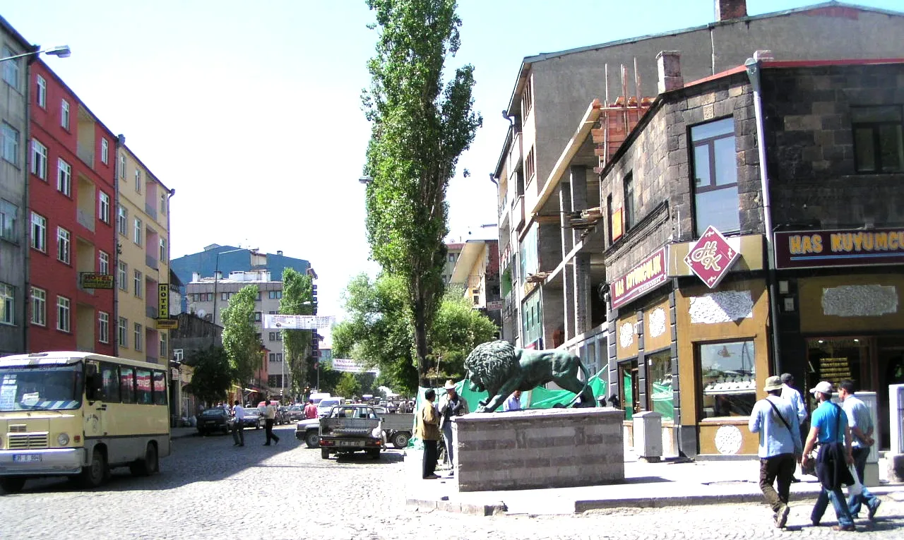 Photo showing: Kars. Sehir icinde. Ben cektim The weaver 13:53, 24 Haziran 2006 (UTC) (temmuz 2005)