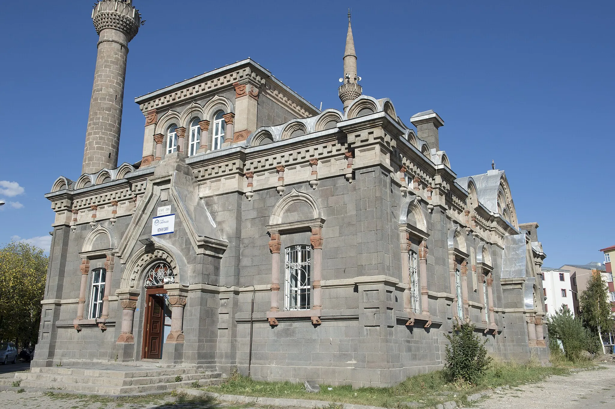 Photo showing: This building seems to have been built, named after Alexander Nevsky, during Russian occupation in the early nineteenth century, later functioned as a gym, and then was converted into a mosque.