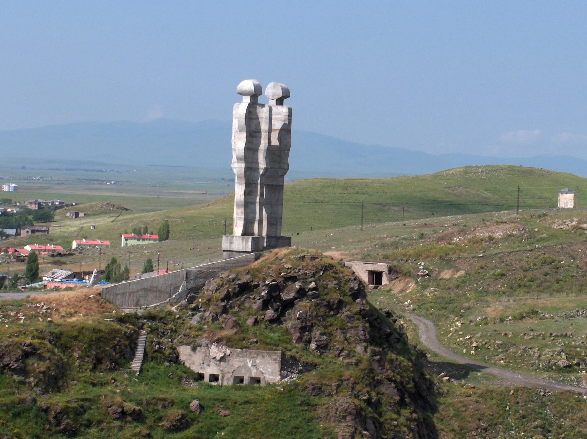 Photo showing: insanlık anıtı